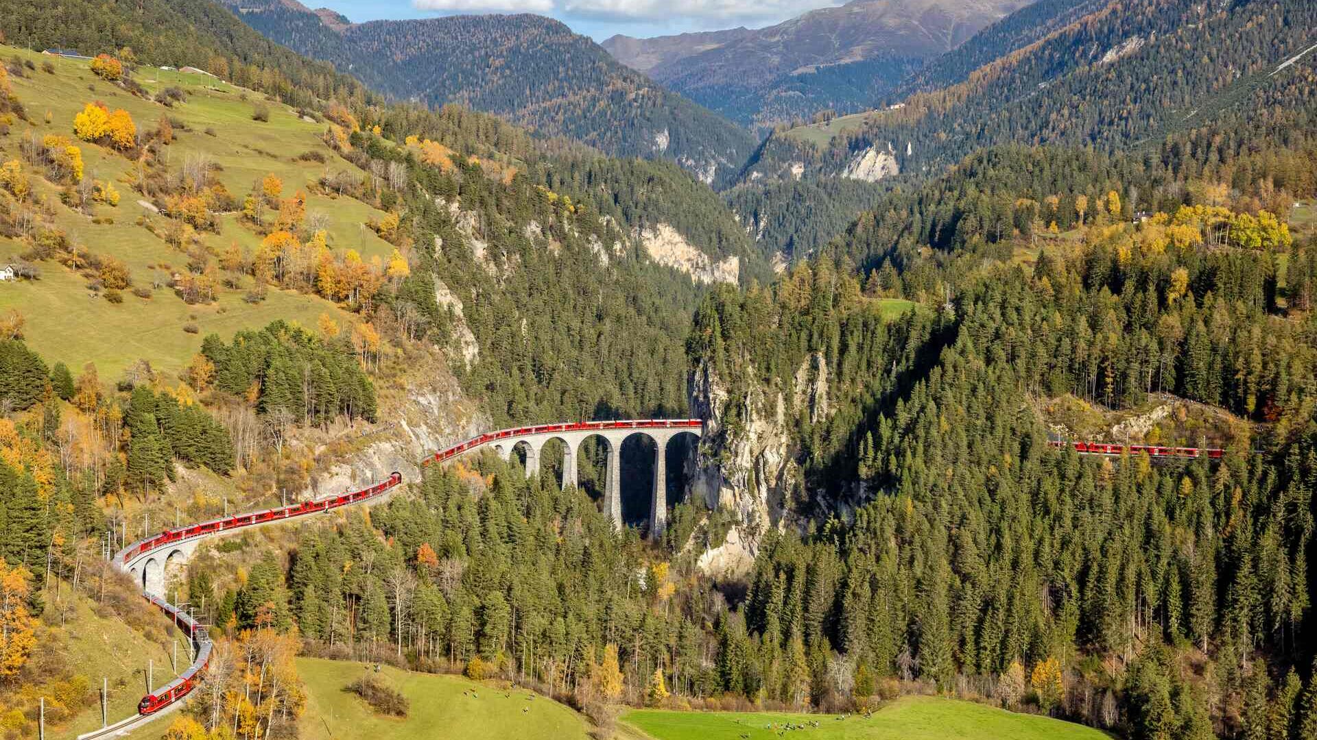 Најдужи ускотрачни воз на свету на прузи Албула Ретске железнице у Швајцарској 29. октобра 2022. (Фото: Анди Меттлер/Свисс-Имаге)