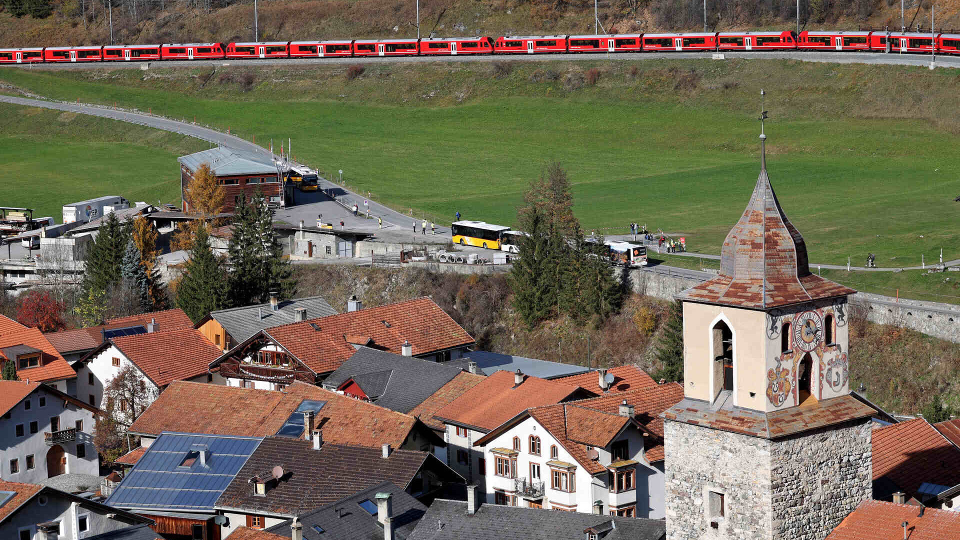 Самый длинный в мире узкоколейный поезд на линии Альбула Ретийской железной дороги в Швейцарии, 29 октября 2022 года (Фото: Энди Меттлер/Swiss-Image)