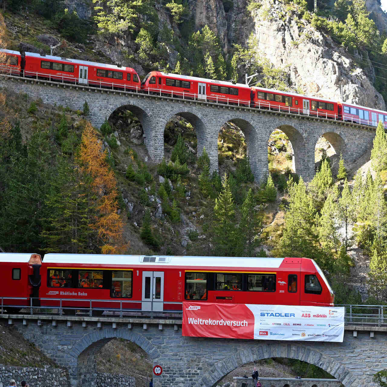 El tren de via estreta més llarg del món a la línia Albula del Ferrocarril Rètic a Suïssa el 29 d'octubre de 2022 (Foto: Andy Mettler/Swiss-Image)