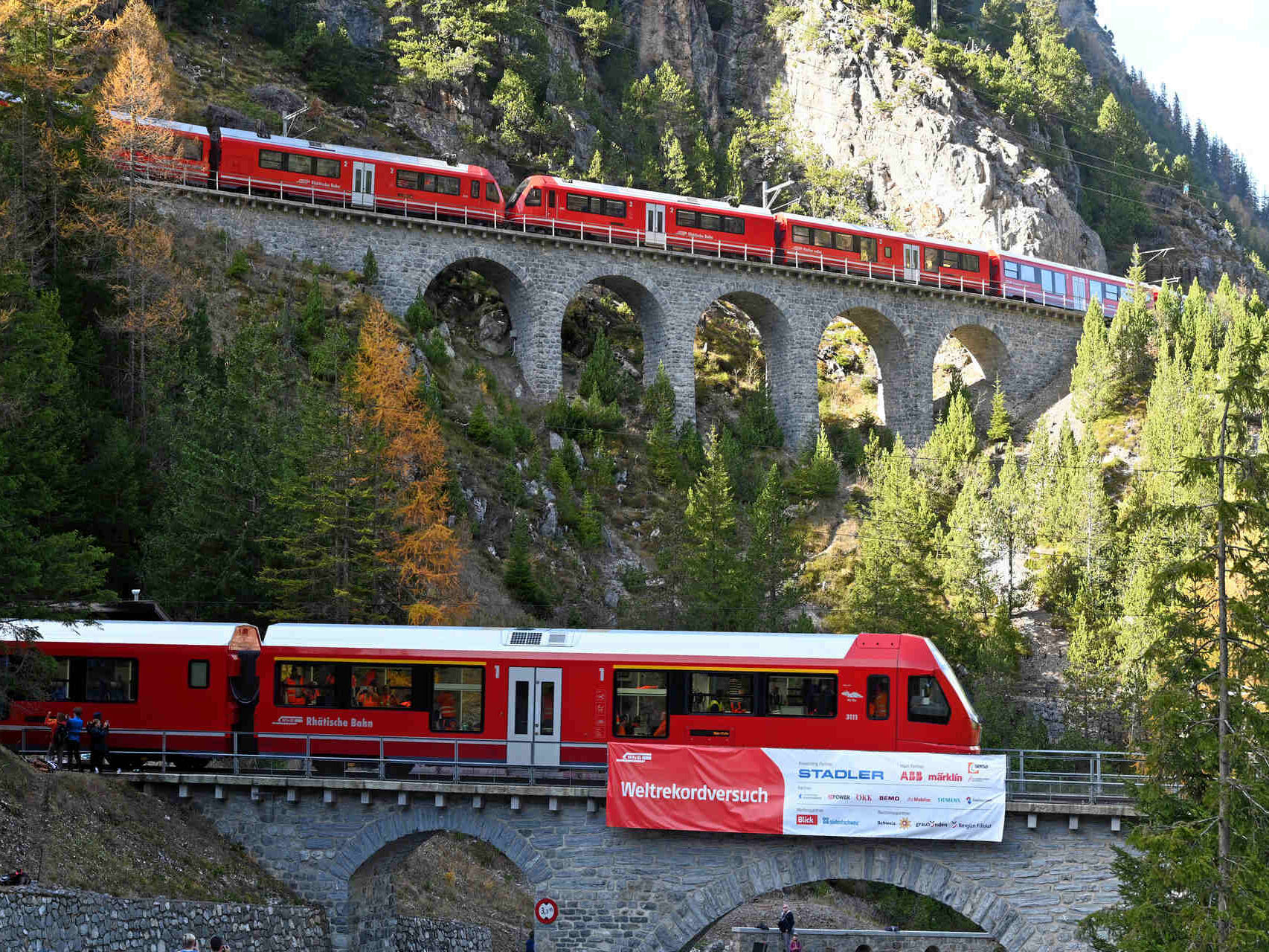 Najdlhší úzkorozchodný vlak na svete na linke Albula Rhétskej železnice vo Švajčiarsku 29. októbra 2022 (Foto: Andy Mettler/Swiss-Image)