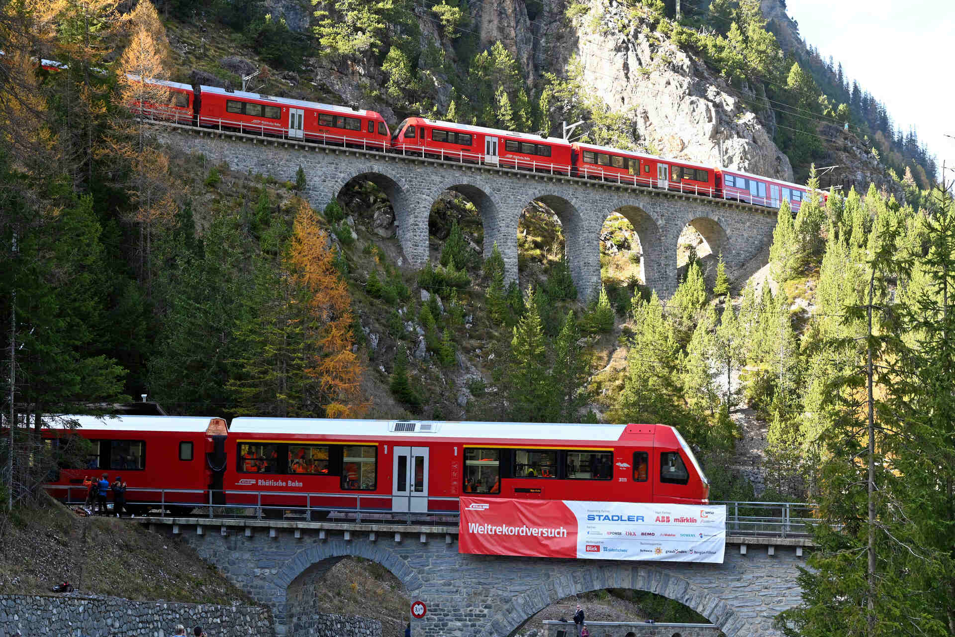 Το μακρύτερο τρένο στενού εύρους στον κόσμο στη γραμμή Albula του Rhaetian Railway στην Ελβετία στις 29 Οκτωβρίου 2022 (Φωτογραφία: Andy Mettler/Swiss-Image)