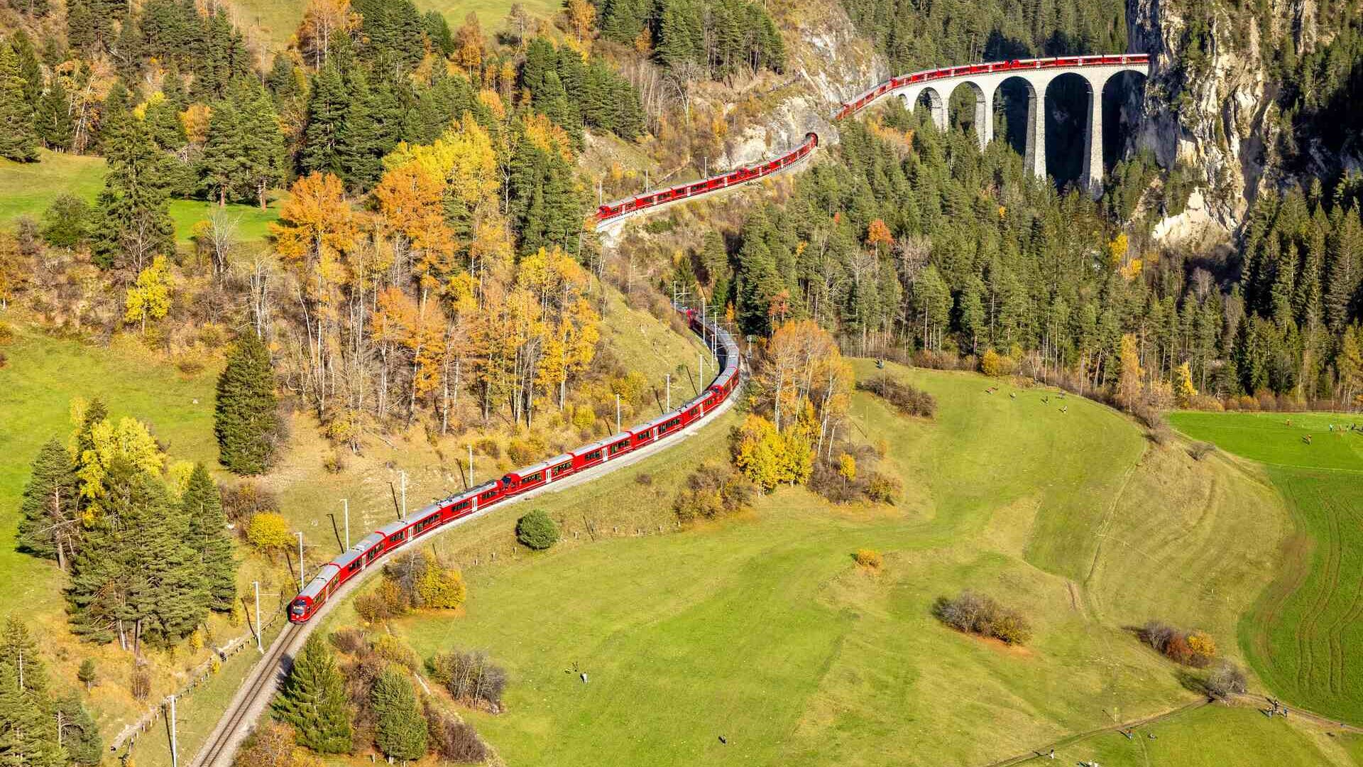 Найдовший у світі вузькоколійний потяг на лінії Альбула Ретійської залізниці в Швейцарії, 29 жовтня 2022 року (Фото: Andy Mettler/Swiss-Image)