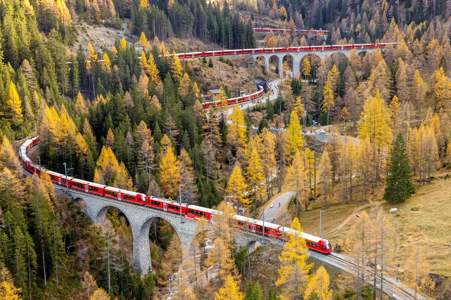 Το μακρύτερο τρένο στενού εύρους στον κόσμο στη γραμμή Albula του Rhaetian Railway στην Ελβετία στις 29 Οκτωβρίου 2022 (Φωτογραφία: Andy Mettler/Swiss-Image)