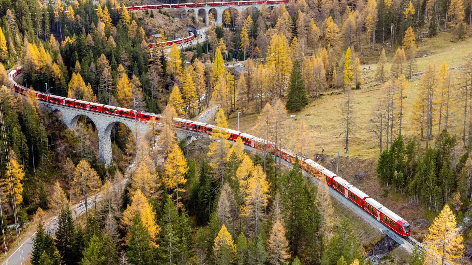 Pasaulē garākais šaursliežu vilciens Rheetian Railway Albula līnijā Šveicē 29. gada 2022. oktobrī (Foto: Endijs Metlers/Swiss-Image)