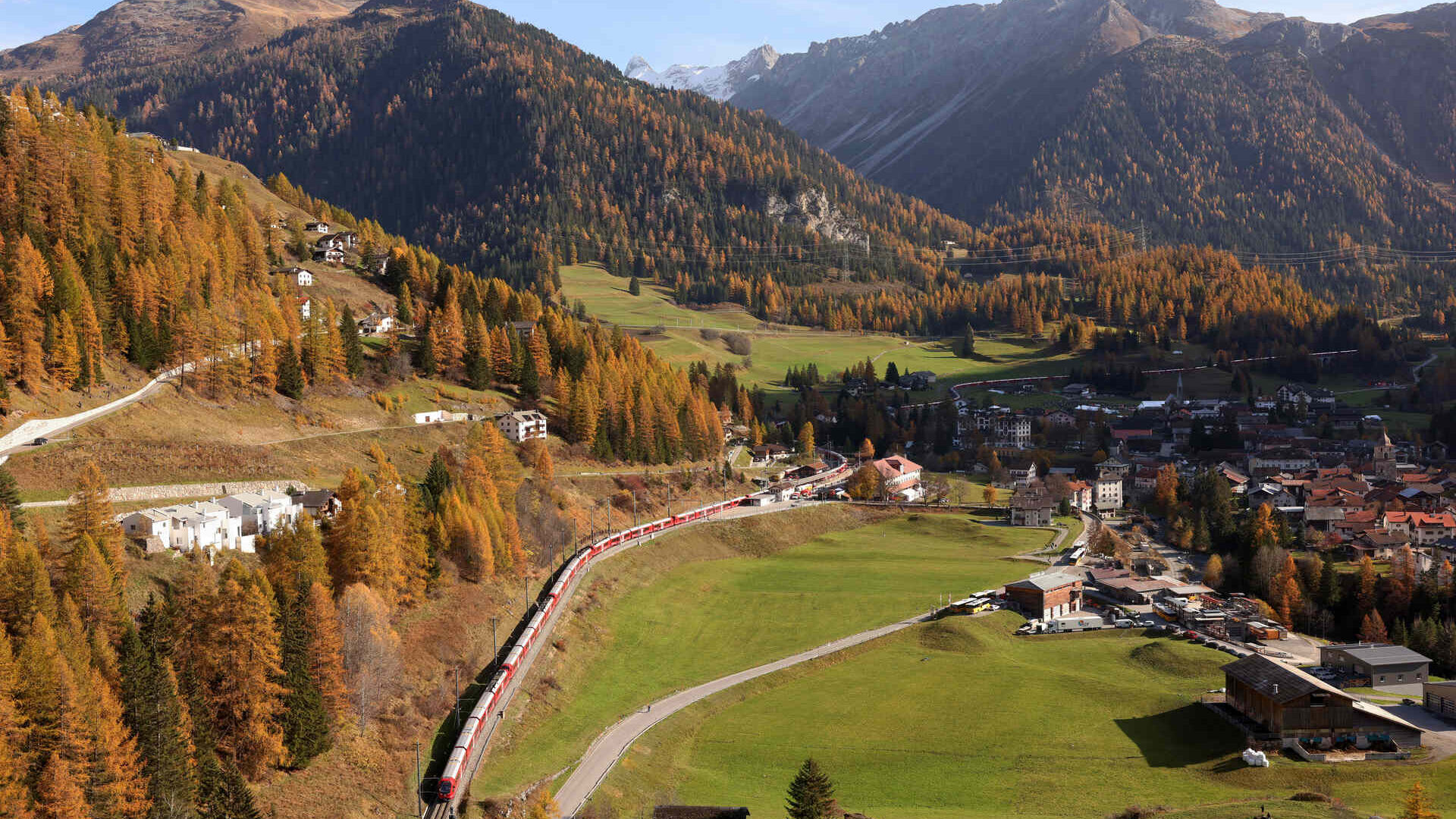รถไฟรางแคบที่ยาวที่สุดในโลกบนเส้นทาง Albula ของ Rhaetian Railway ในสวิตเซอร์แลนด์ เมื่อวันที่ 29 ตุลาคม 2022 (ภาพ: Andy Mettler/Swiss-Image)