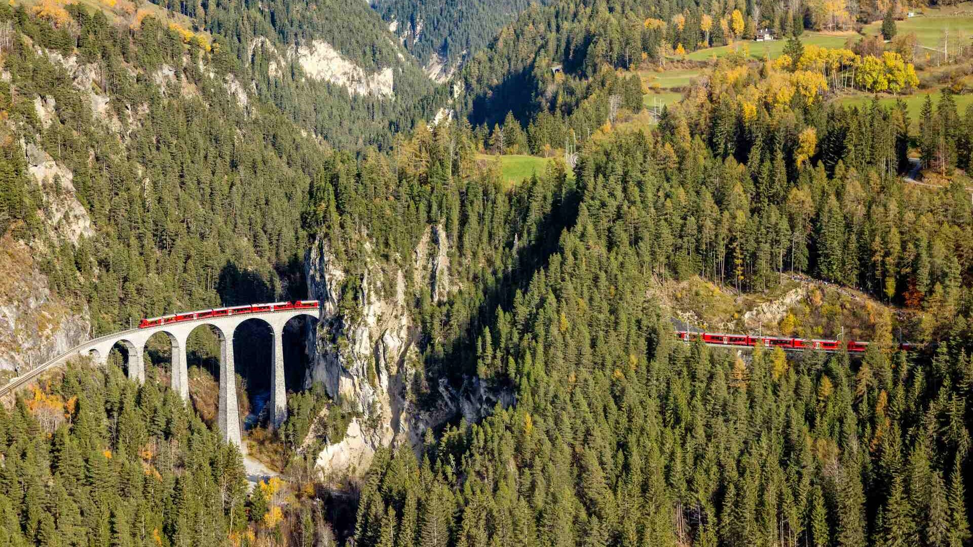 Најдолгиот воз во светот со тесен колосек на линијата Албула на Рејтската железница во Швајцарија на 29 октомври 2022 година (Фото: Енди Метлер/Swiss-Image)