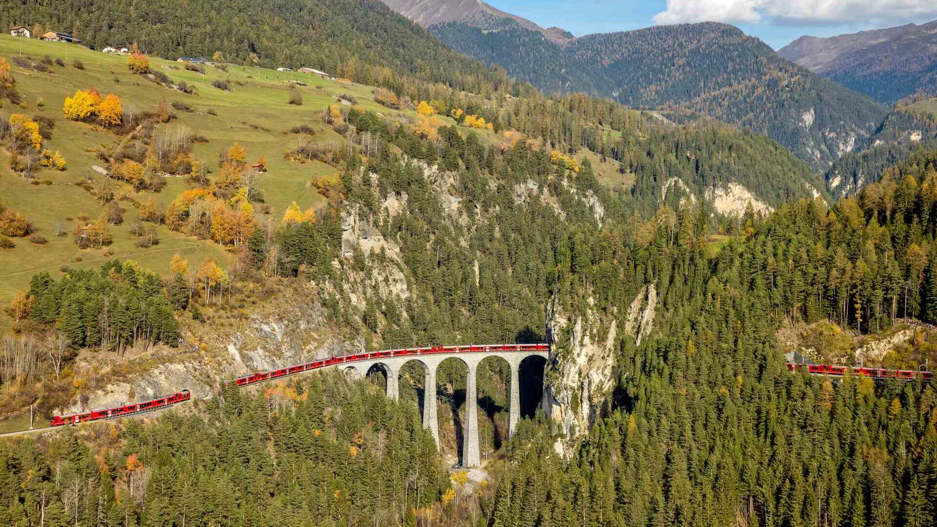 Kereta ukuran sempit terpanjang di dunia di jalur Albula dari Rhaetian Railway di Swiss pada 29 Oktober 2022 (Foto: Andy Mettler/Swiss-Image)