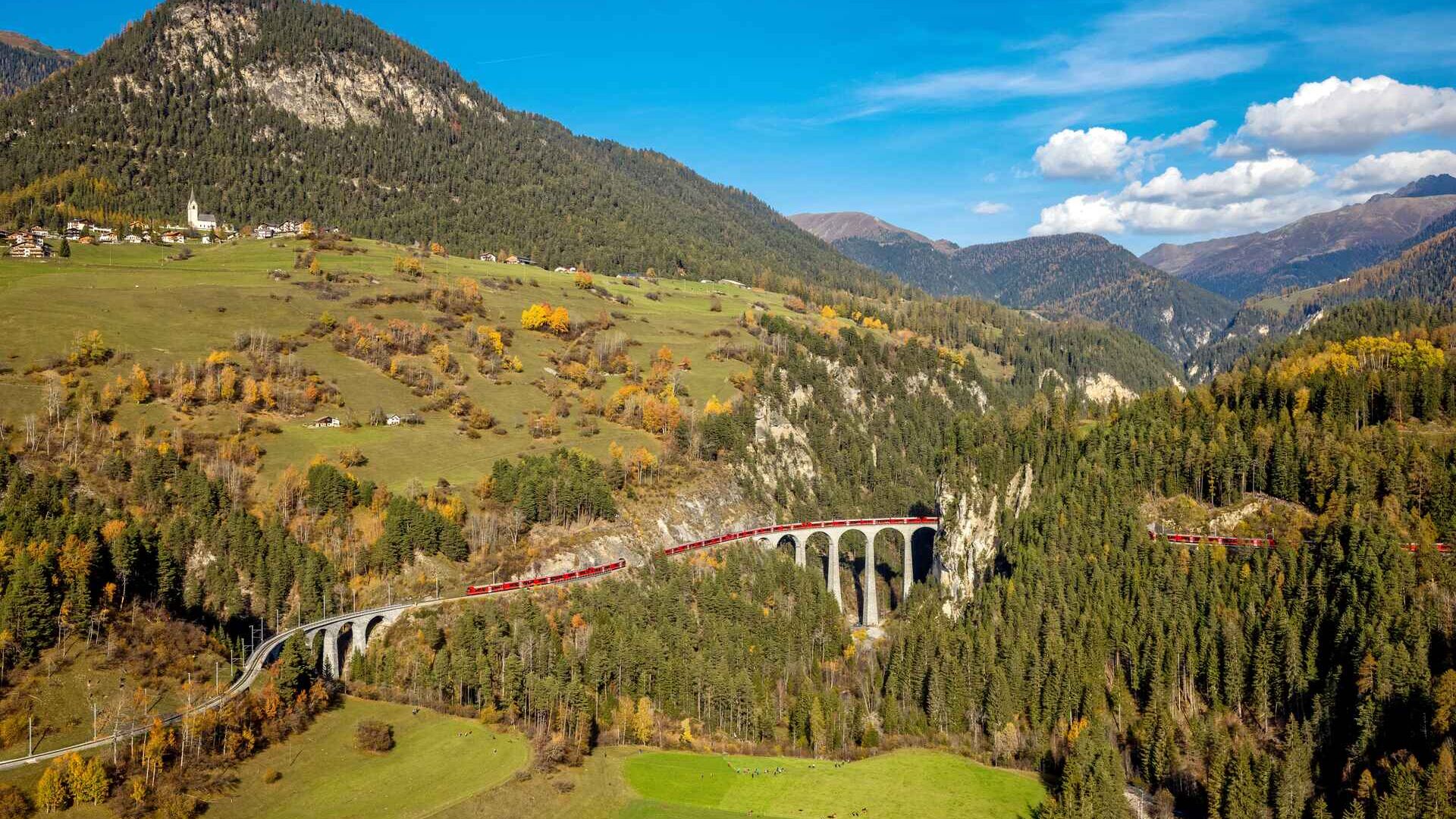's Werelds langste smalspoortrein op de Albula-lijn van de Rhätische Bahn in Zwitserland op 29 oktober 2022 (Foto: Andy Mettler/Swiss-Image)