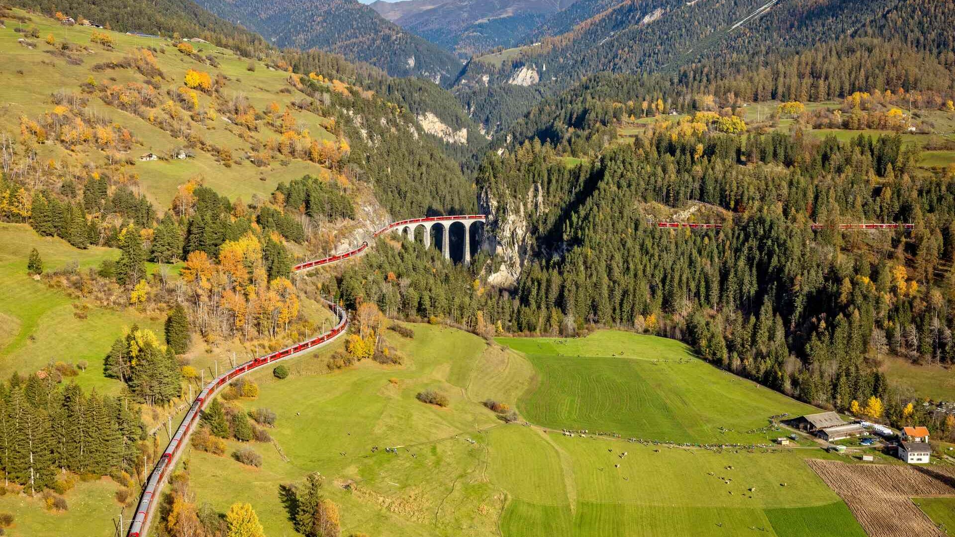 's Werelds langste smalspoortrein op de Albula-lijn van de Rhätische Bahn in Zwitserland op 29 oktober 2022 (Foto: Andy Mettler/Swiss-Image)