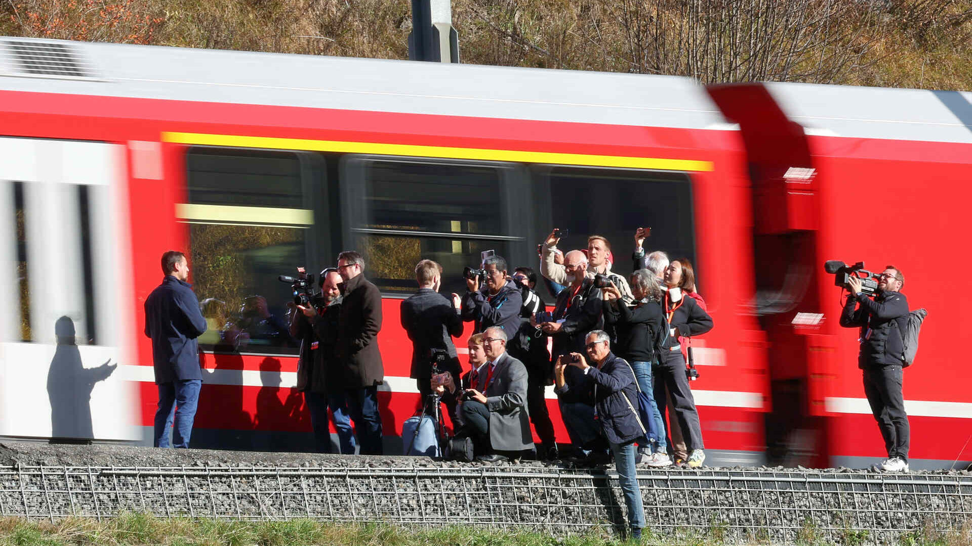 รถไฟรางแคบที่ยาวที่สุดในโลกบนเส้นทาง Albula ของ Rhaetian Railway ในสวิตเซอร์แลนด์ เมื่อวันที่ 29 ตุลาคม 2022 (ภาพ: Andy Mettler/Swiss-Image)