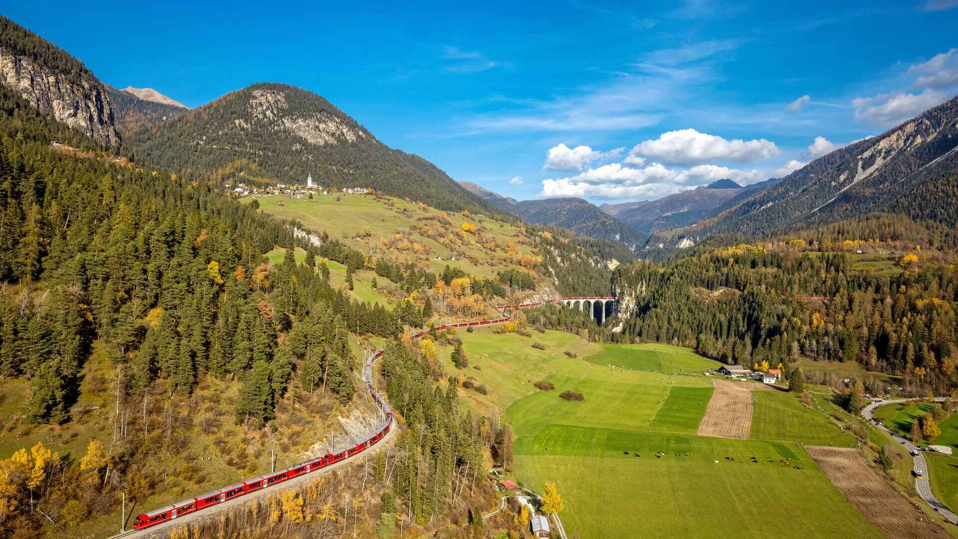 Världens längsta smalspåriga tåg på Albula-linjen på Rhaetian Railway i Schweiz den 29 oktober 2022 (Foto: Andy Mettler/Swiss-Image)