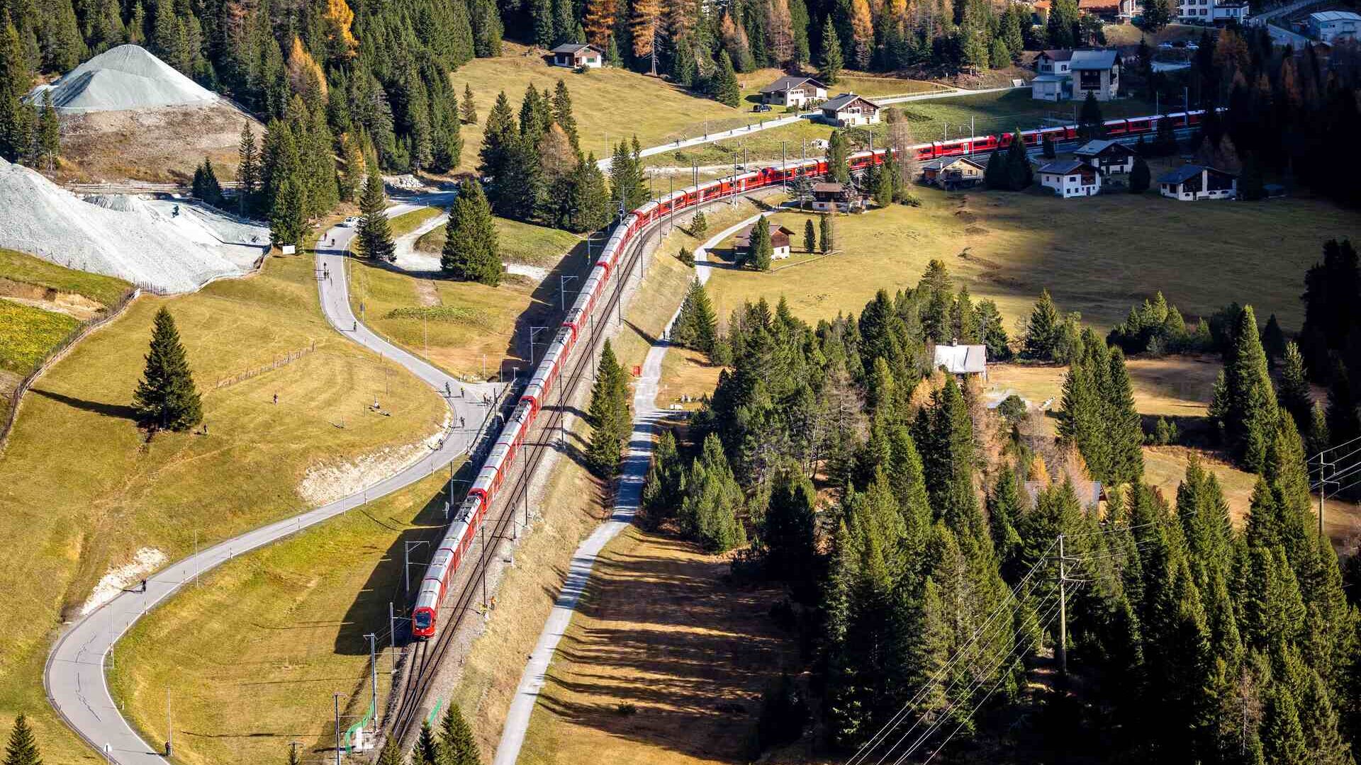 Najduži uskotračni vlak na svijetu na liniji Albula Retijske željeznice u Švicarskoj 29. listopada 2022. (Foto: Andy Mettler/Swiss-Image)