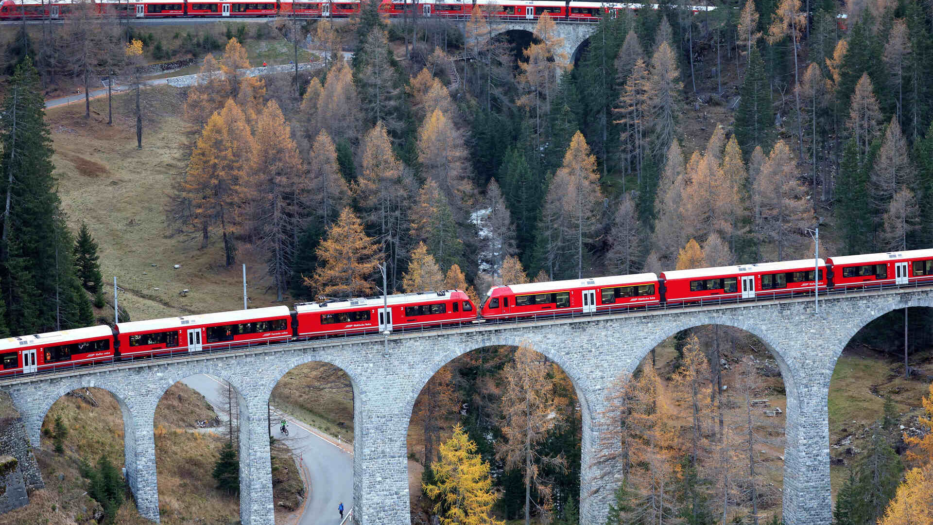 29 अक्टूबर, 2022 को स्विट्जरलैंड में रेटियन रेलवे की अल्बुला लाइन पर दुनिया की सबसे लंबी नैरो-गेज ट्रेन (फोटो: एंडी मेटलर/स्विस-इमेज)