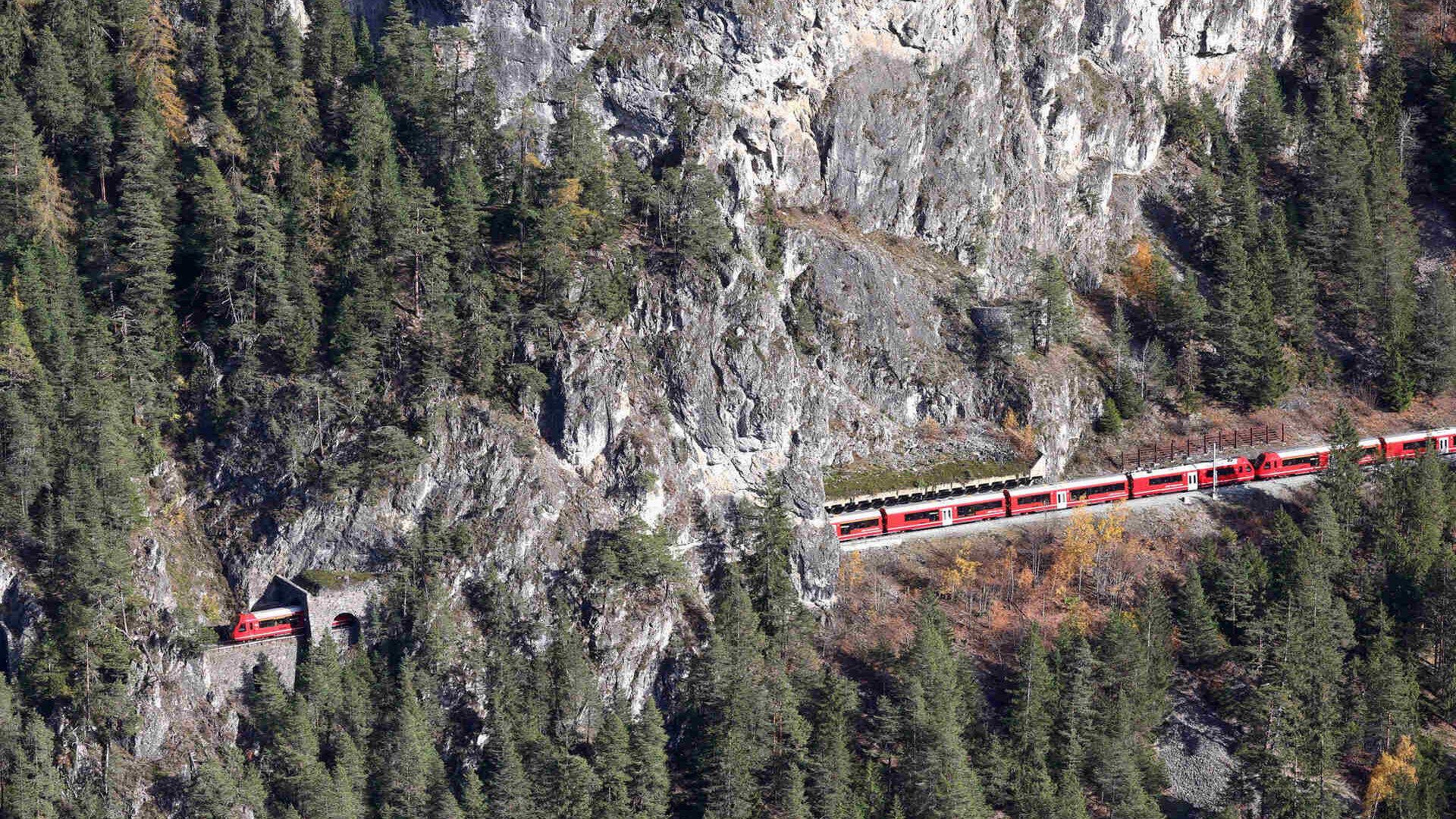 Världens längsta smalspåriga tåg på Albula-linjen på Rhaetian Railway i Schweiz den 29 oktober 2022 (Foto: Andy Mettler/Swiss-Image)
