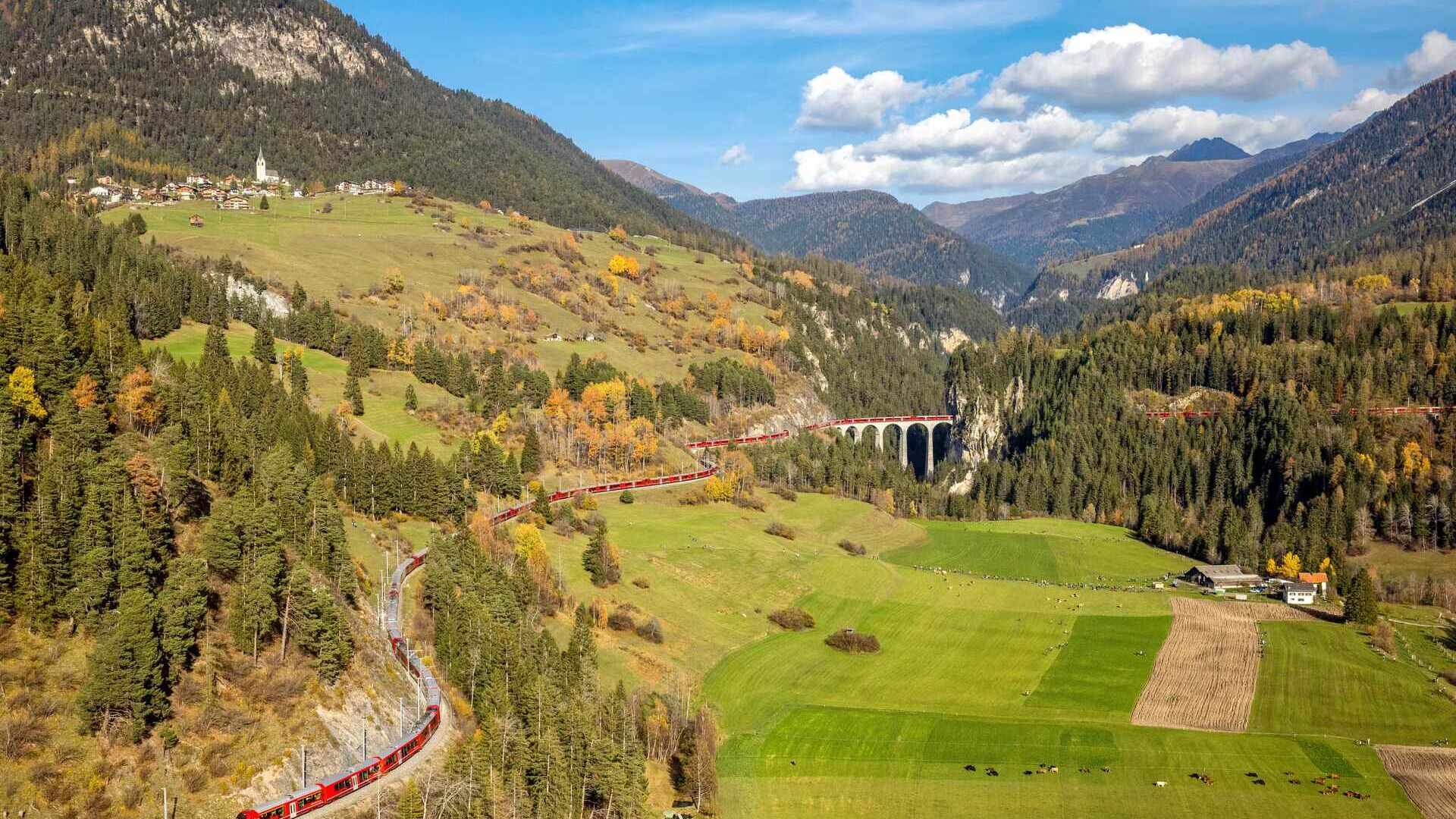 Найдовший у світі вузькоколійний потяг на лінії Альбула Ретійської залізниці в Швейцарії, 29 жовтня 2022 року (Фото: Andy Mettler/Swiss-Image)