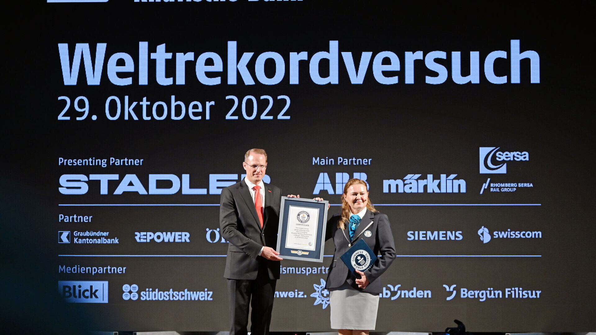 „Guinness World Record“ skírteinið til Rhaetian Railways fyrir lengstu mjógæða lest í heimi 29. október 2022