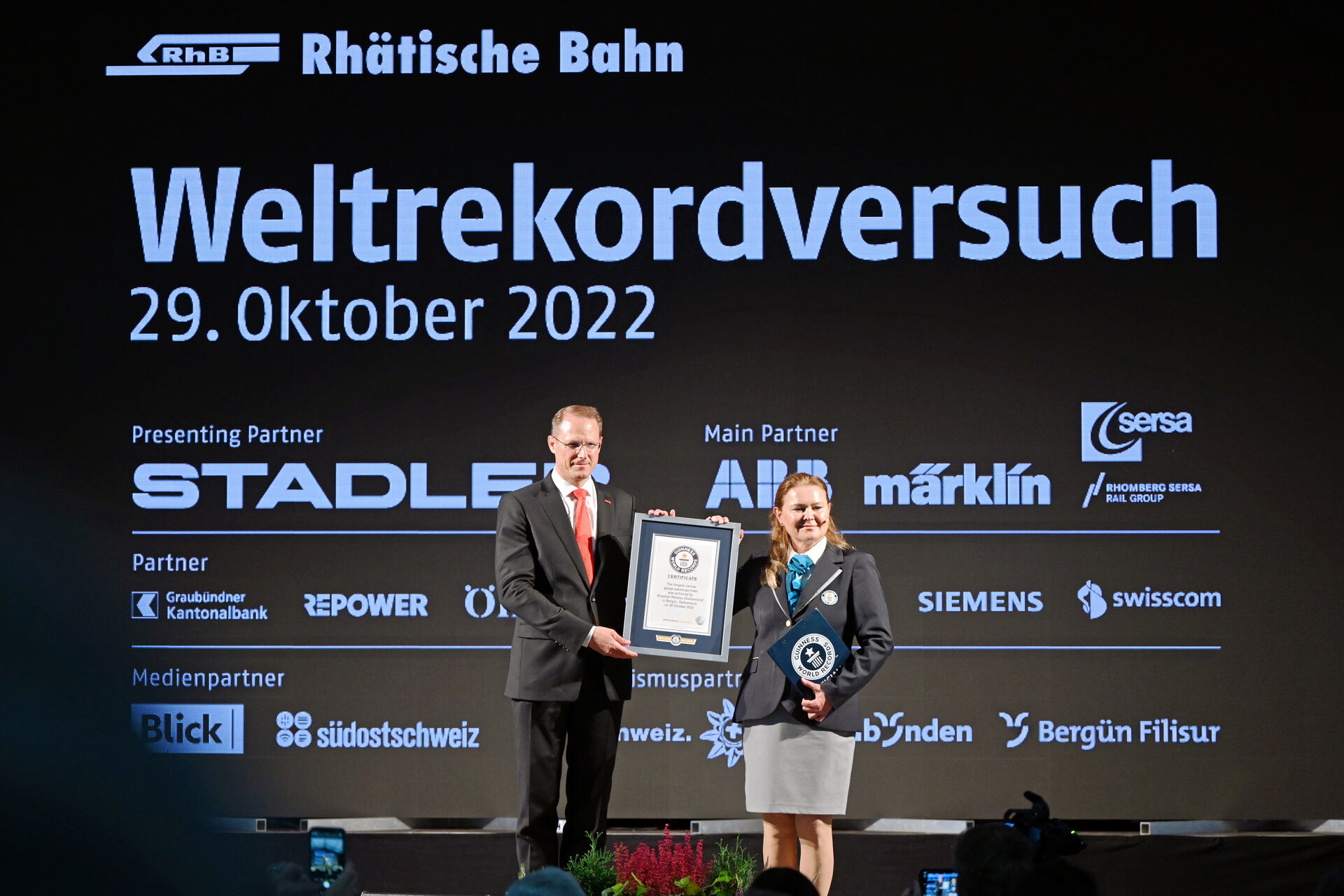 "Guinness World Record"-certifikatet till Rhaetian Railways för världens längsta smalspåriga tåg den 29 oktober 2022