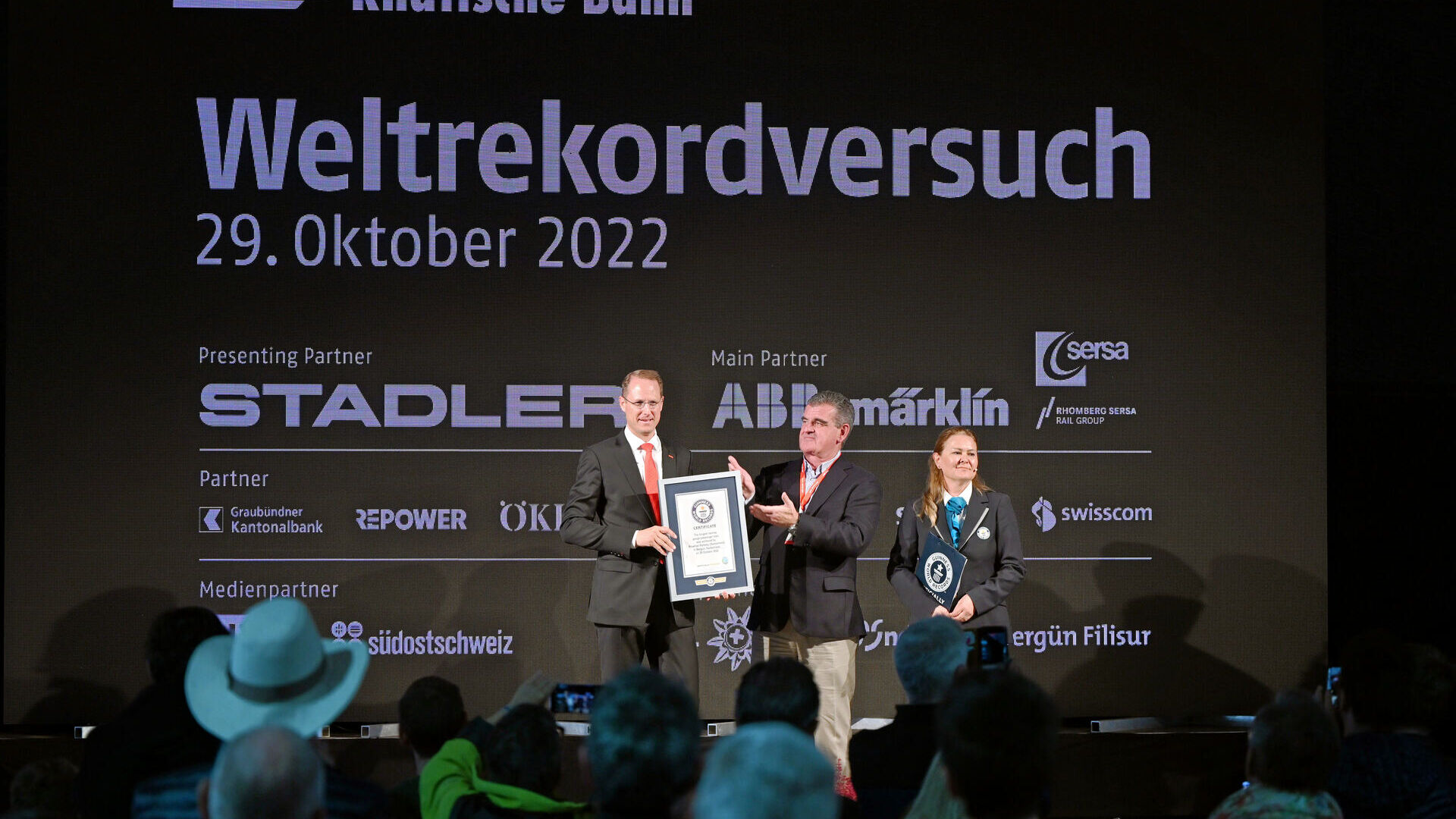 Сертификатът „Световен рекорд на Гинес“ на Ретийските железници за най-дългия теснолинейка в света на 29 октомври 2022 г.