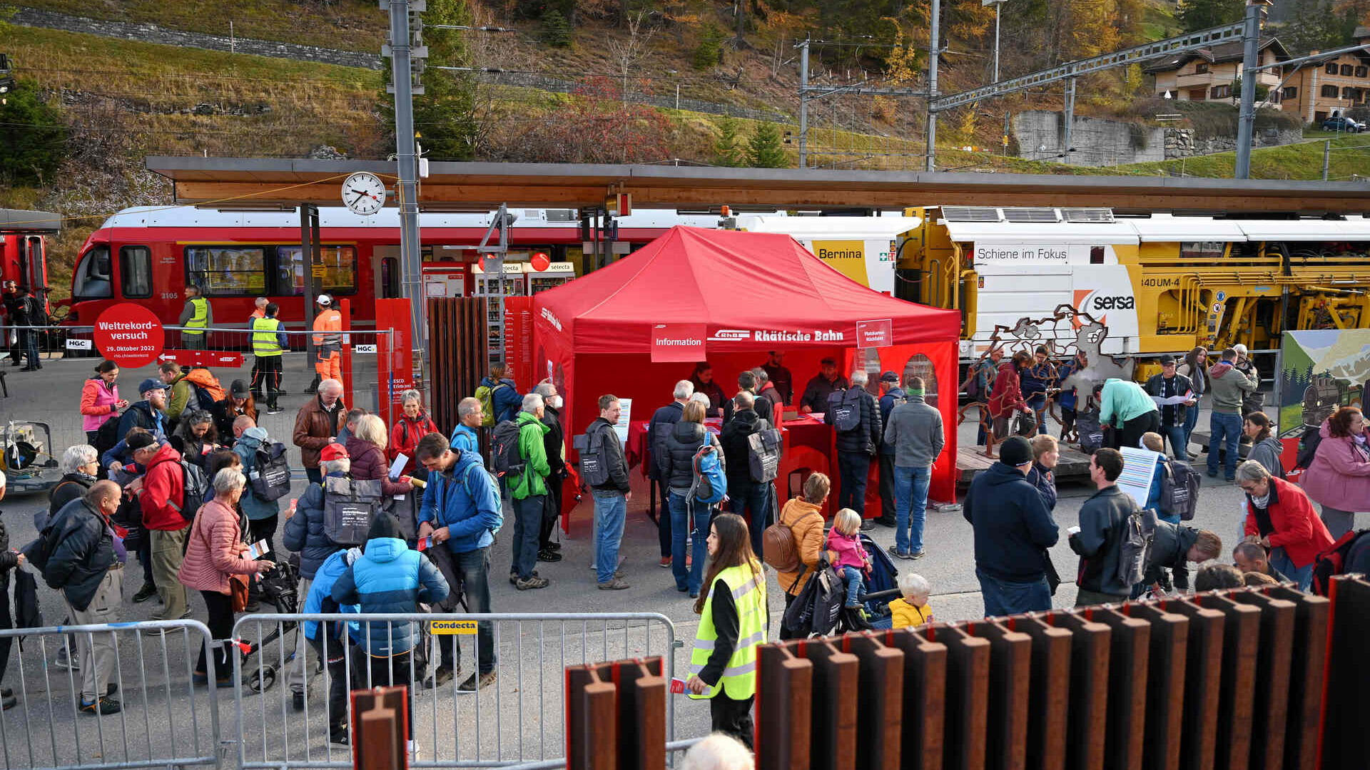 Atividades para o público de Graubünden durante o recorde do maior trem de bitola estreita do mundo da Rhaetian Railways
