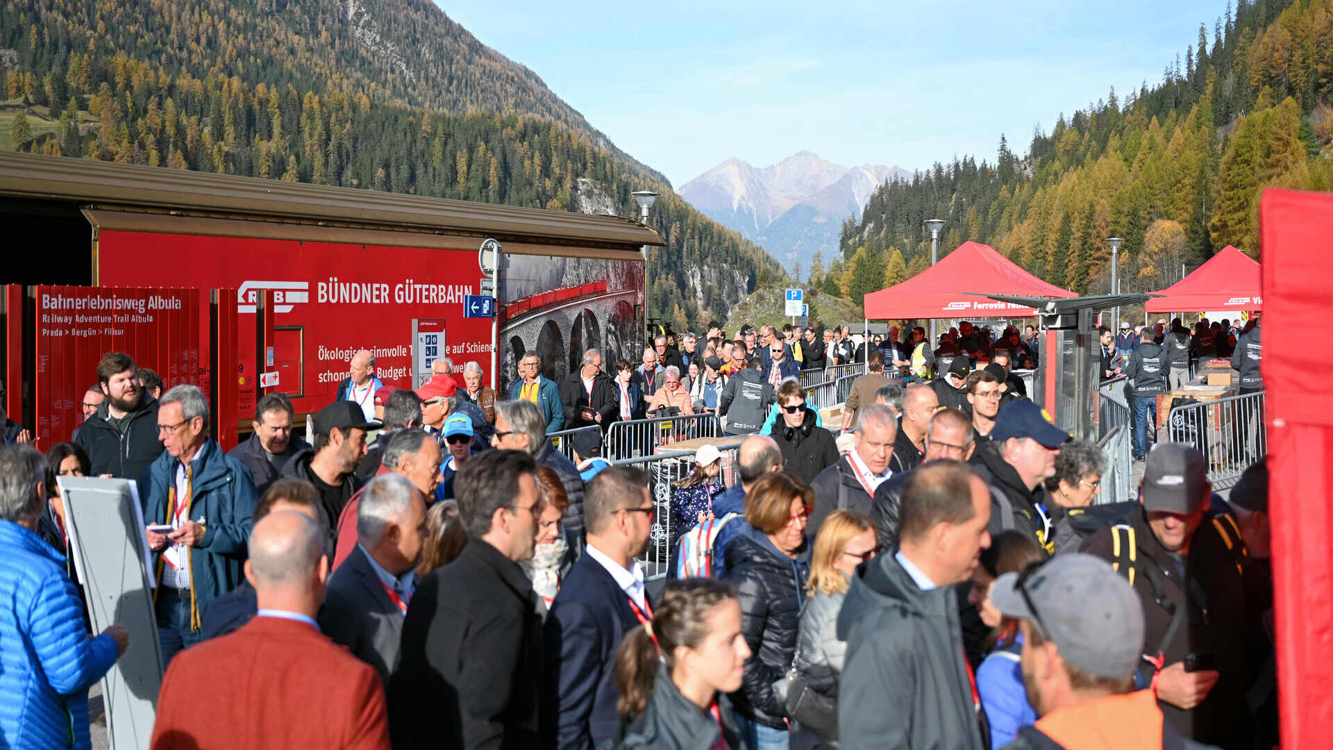 Activități pentru publicul Graubünden în timpul recordului pentru cel mai lung tren cu ecartament îngust din lume al Căilor Ferate Retice