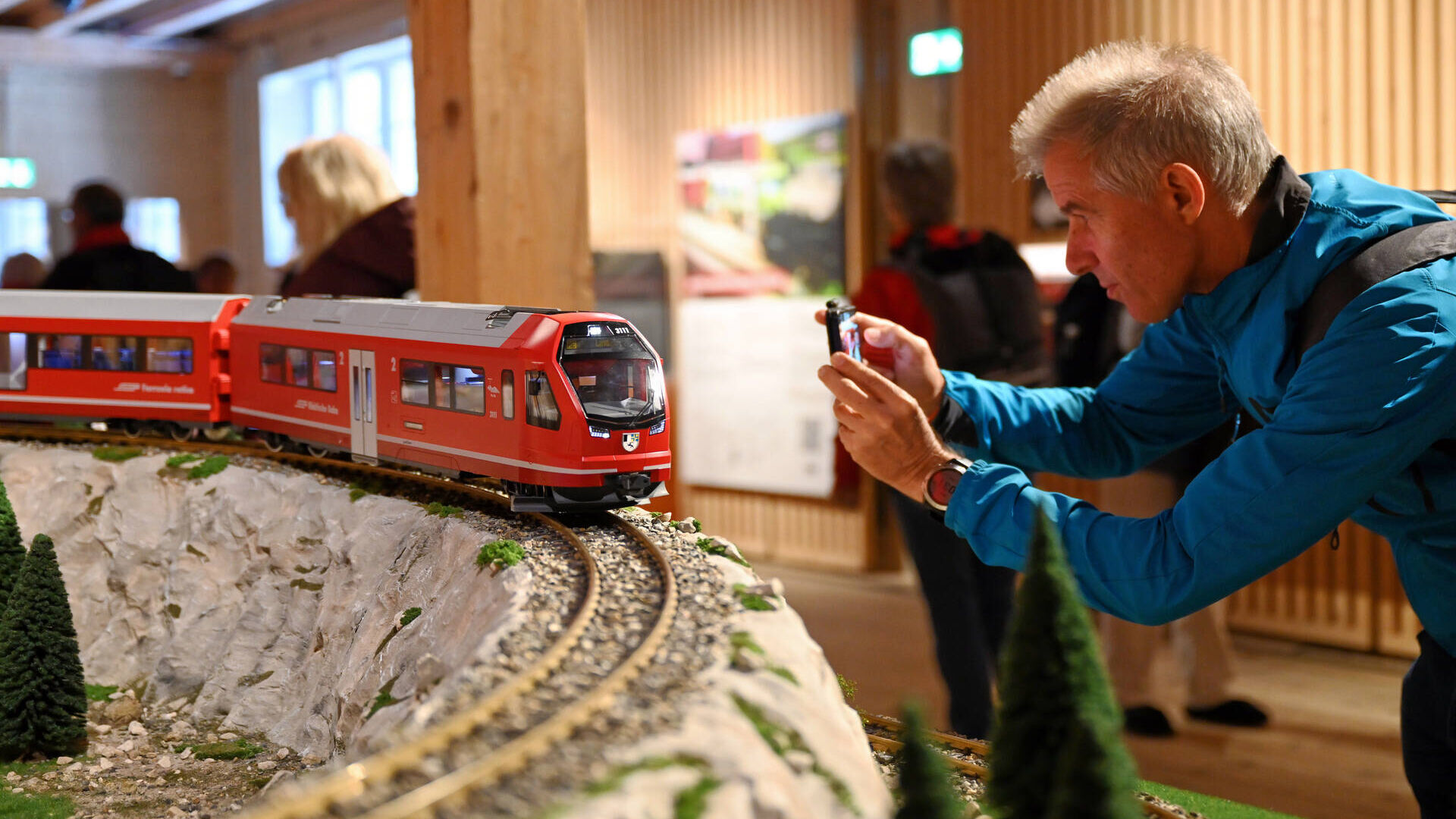 Le attività per il pubblico dei Grigioni durante il record per il treno a scartamento ridotto più lungo del mondo delle Ferrovie Retiche