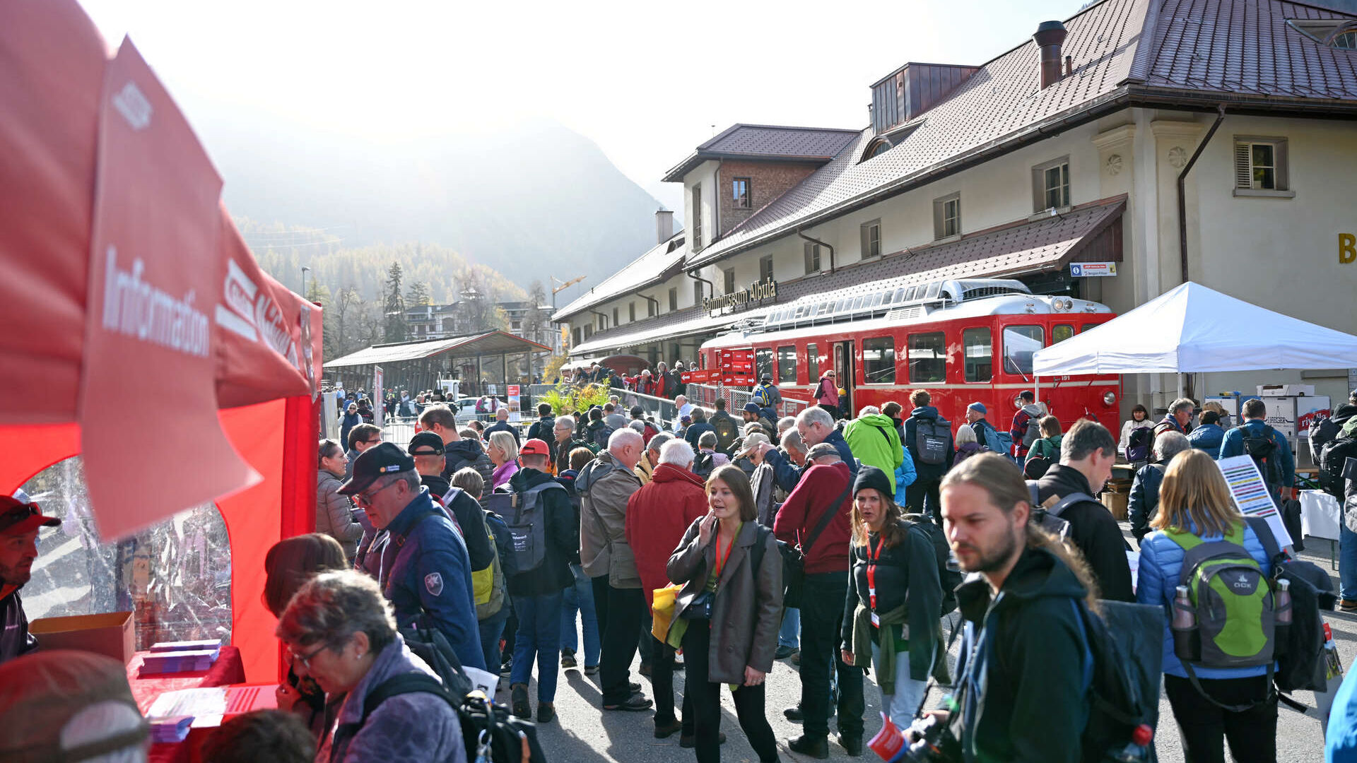 Activități pentru publicul Graubünden în timpul recordului pentru cel mai lung tren cu ecartament îngust din lume al Căilor Ferate Retice