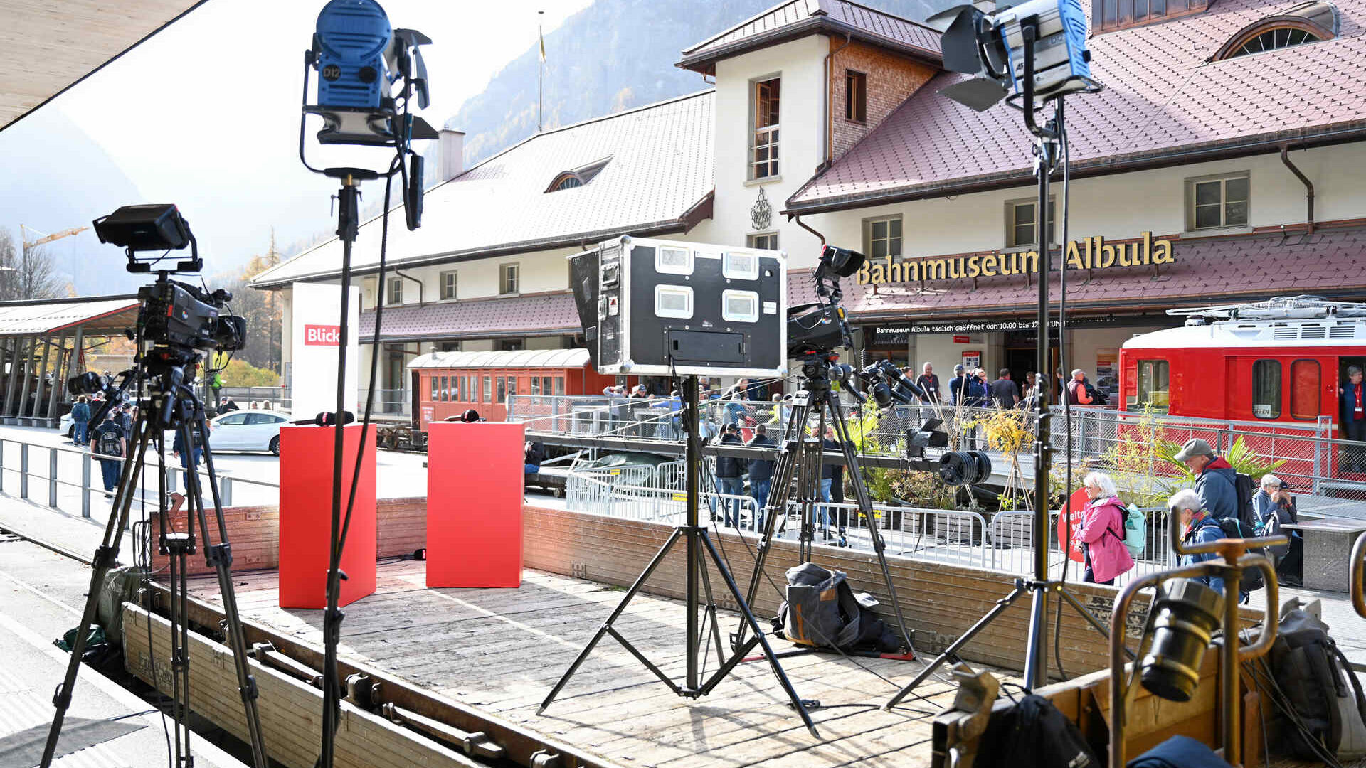 Aktiviteter for Graubünden-publikummet under rekorden for det lengste smalsporede toget i verden av Rhaetian Railways