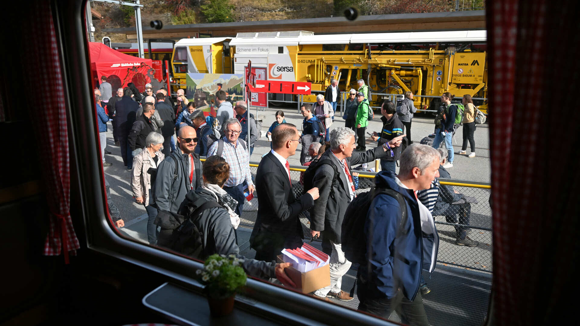 Le attività per il pubblico dei Grigioni durante il record per il treno a scartamento ridotto più lungo del mondo delle Ferrovie Retiche