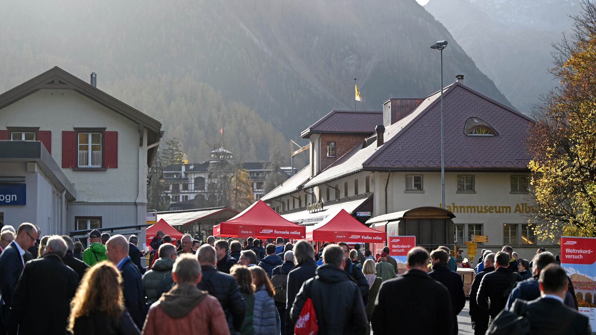 กิจกรรมสำหรับสาธารณะ Graubünden ระหว่างการบันทึกรถไฟรถไฟสายแคบที่ยาวที่สุดในโลกของรถไฟ Rhaetian
