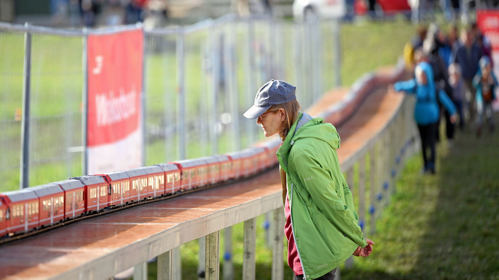 रेटियन रेलवे की दुनिया की सबसे लंबी नैरो-गेज ट्रेन के रिकॉर्ड के दौरान ग्रुबुन्डेन जनता के लिए गतिविधियाँ