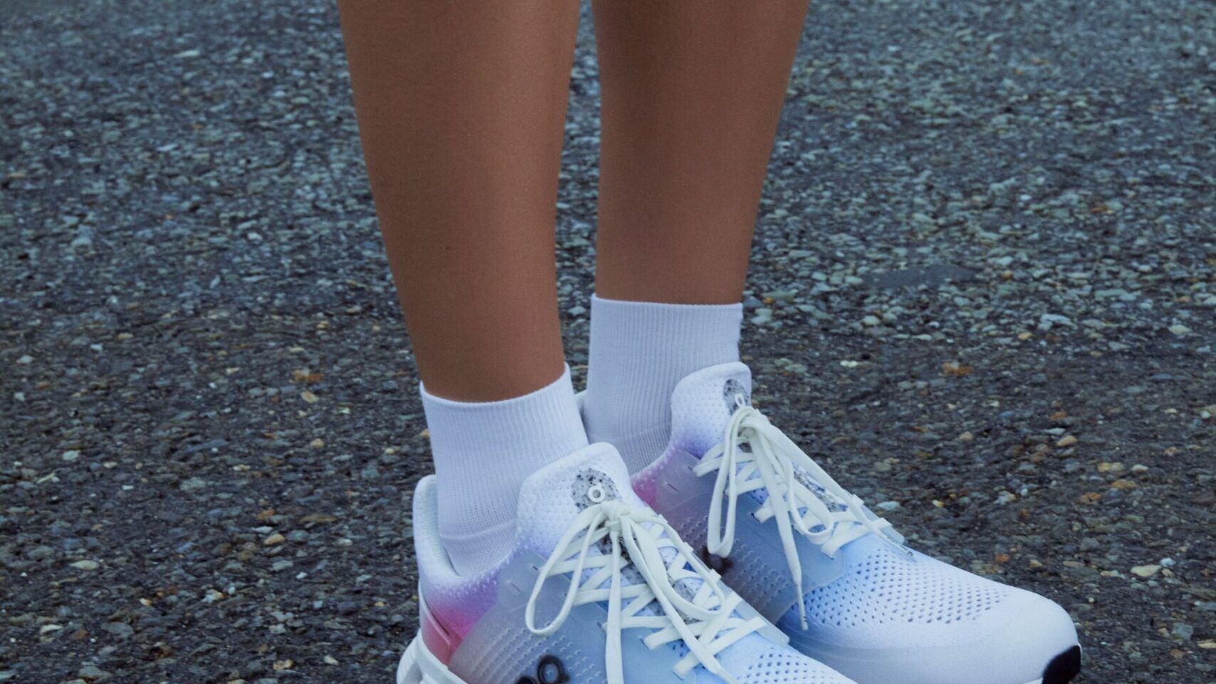 روی کفش‌های Cloudprime که توسط یک ورزشکار در هنگام استراحت پوشیده شده است