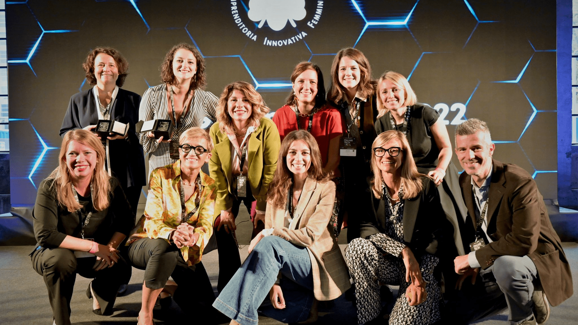 Le sette finaliste e gli organizzatori dell’edizione 2022 del “Premio GammaDonna” (Foto: Alessandro Rocca)