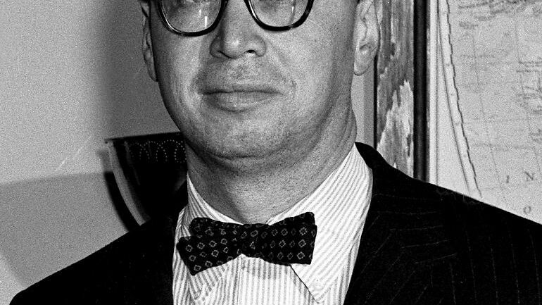 Lo storico statunitense Arthur Schlesinger Junior nel 1961