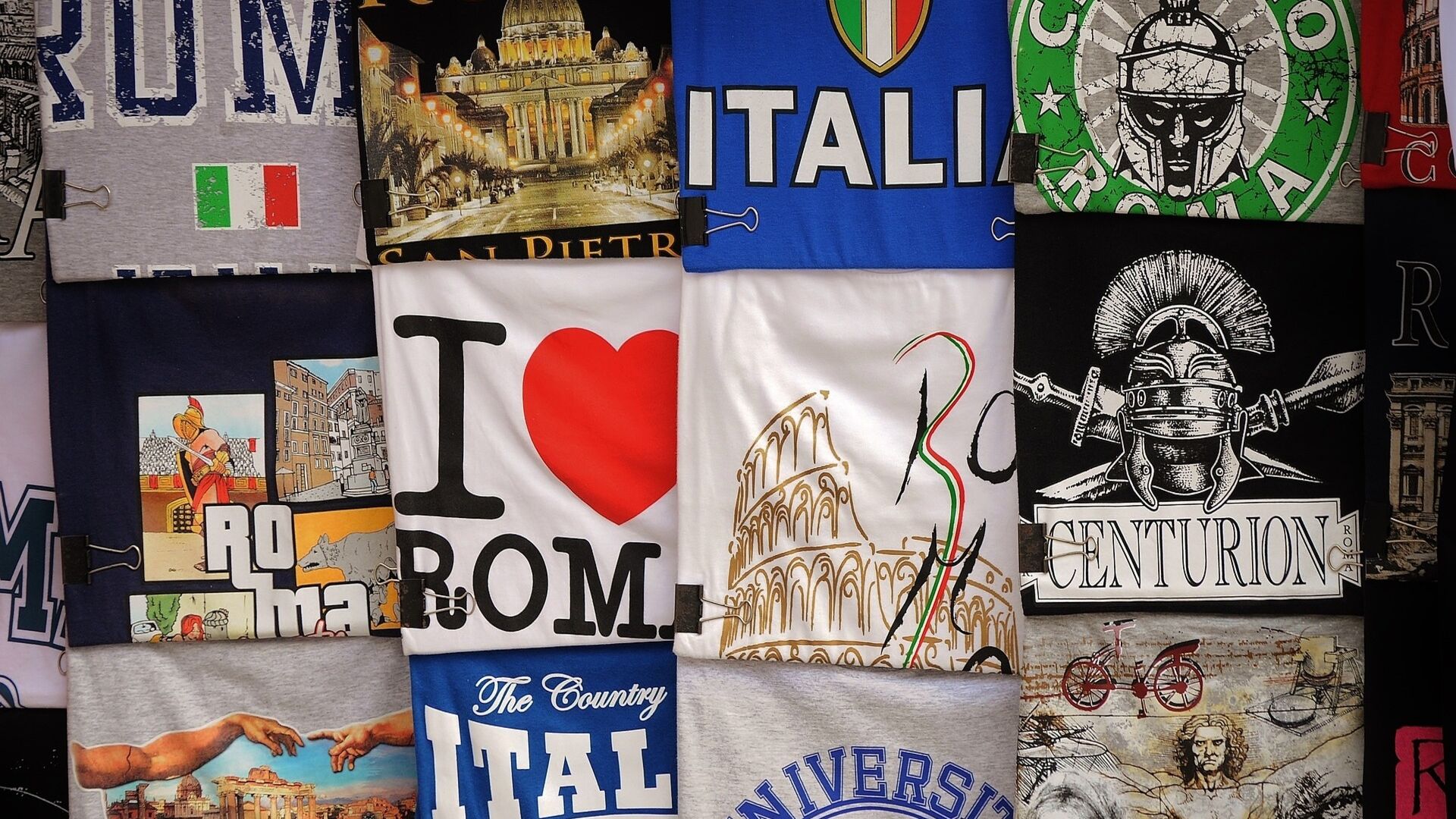 Italiani: magliette dedicate all'Italia, a Roma e ai loro simboli