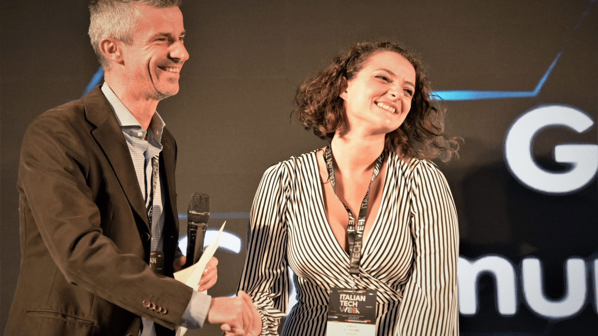Marco Parenti, organizzatore dell’edizione 2022 del “Premio GammaDonna” in Italia, con la psicologa Danila Di Stefano (unobravo), vincitrice del 