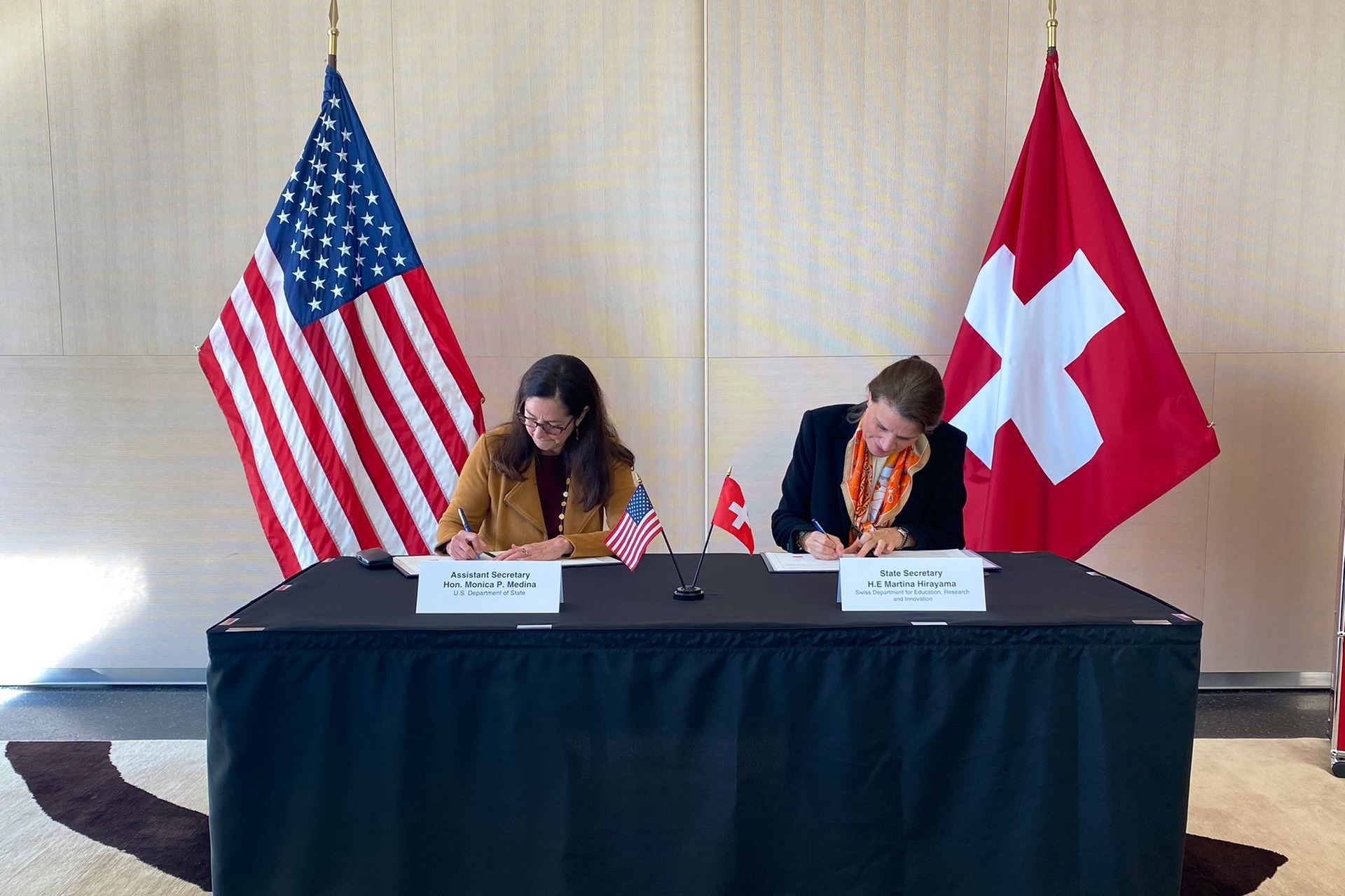 양자 연구에 관한 스위스-미국 협정에 서명한 Monica Medina와 Martina Hirayama