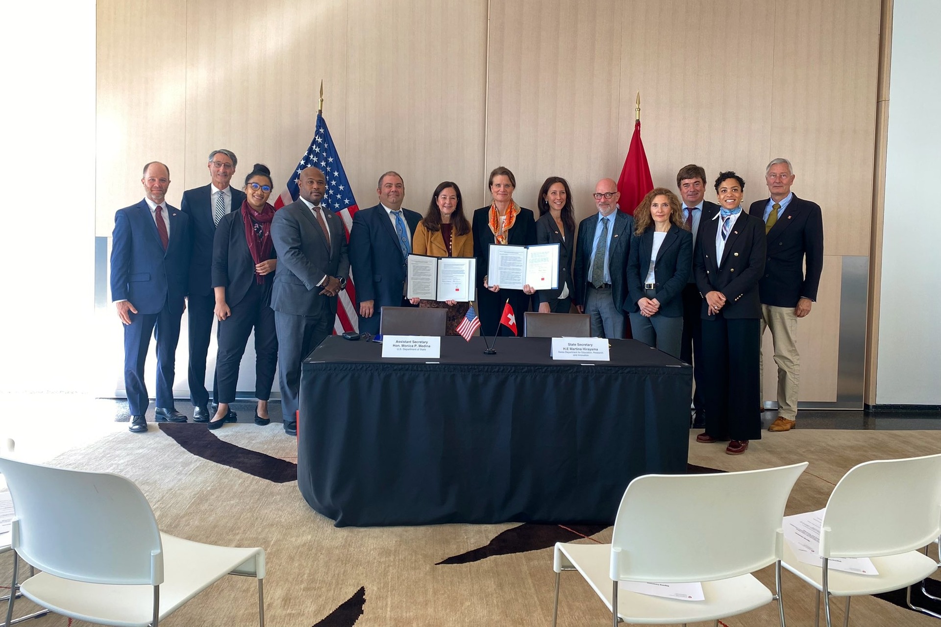 Monica Medina và Martina Hirayama tại buổi ký kết thỏa thuận giữa Thụy Sĩ và Hoa Kỳ về nghiên cứu lượng tử