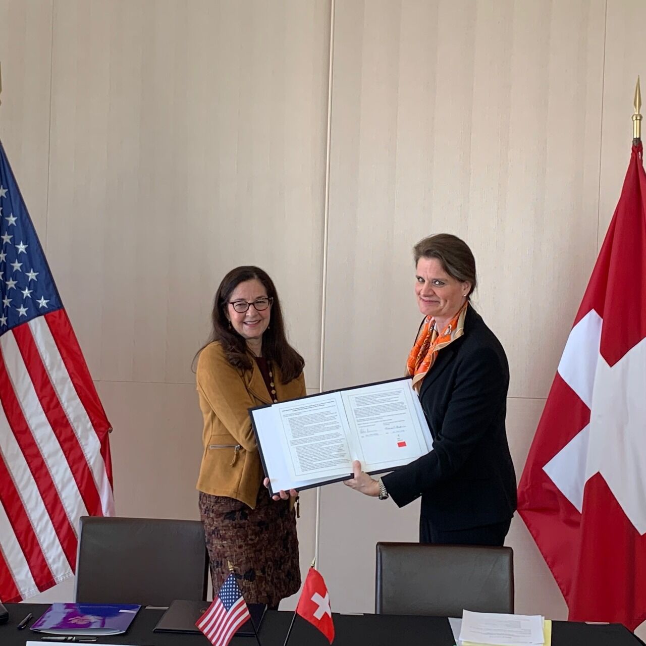 Monica Medina e Martina Hirayama alla firma dell'accordo Svizzera-USA sulla ricerca quantistica