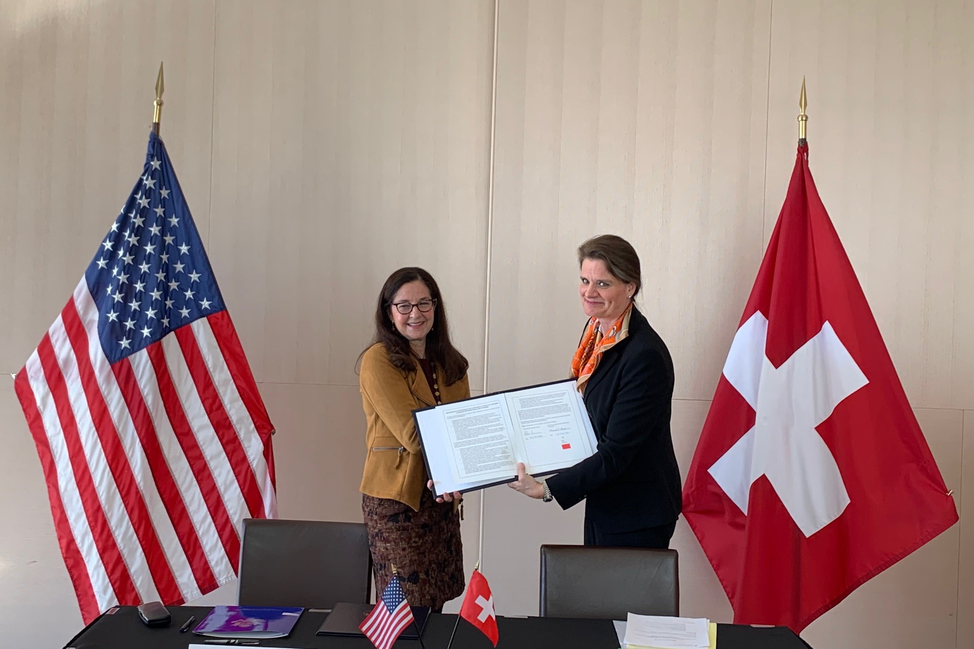 Monica Medina in Martina Hirayama ob podpisu sporazuma med Švico in ZDA o kvantnih raziskavah