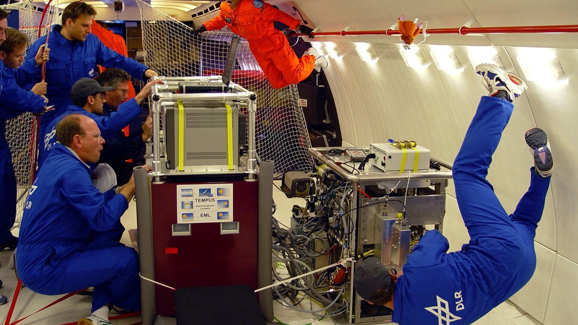 Scienziati dell'Università di Ulm in assenza di gravità durante un test di fusione nello Zero-G Airbus 310 della società Novespace (Foto: Airbus Defense and Space)