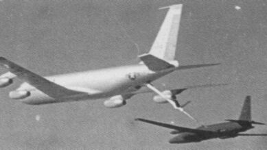 Un aereo da ricognizione U-2F durante il rifornimento in volo