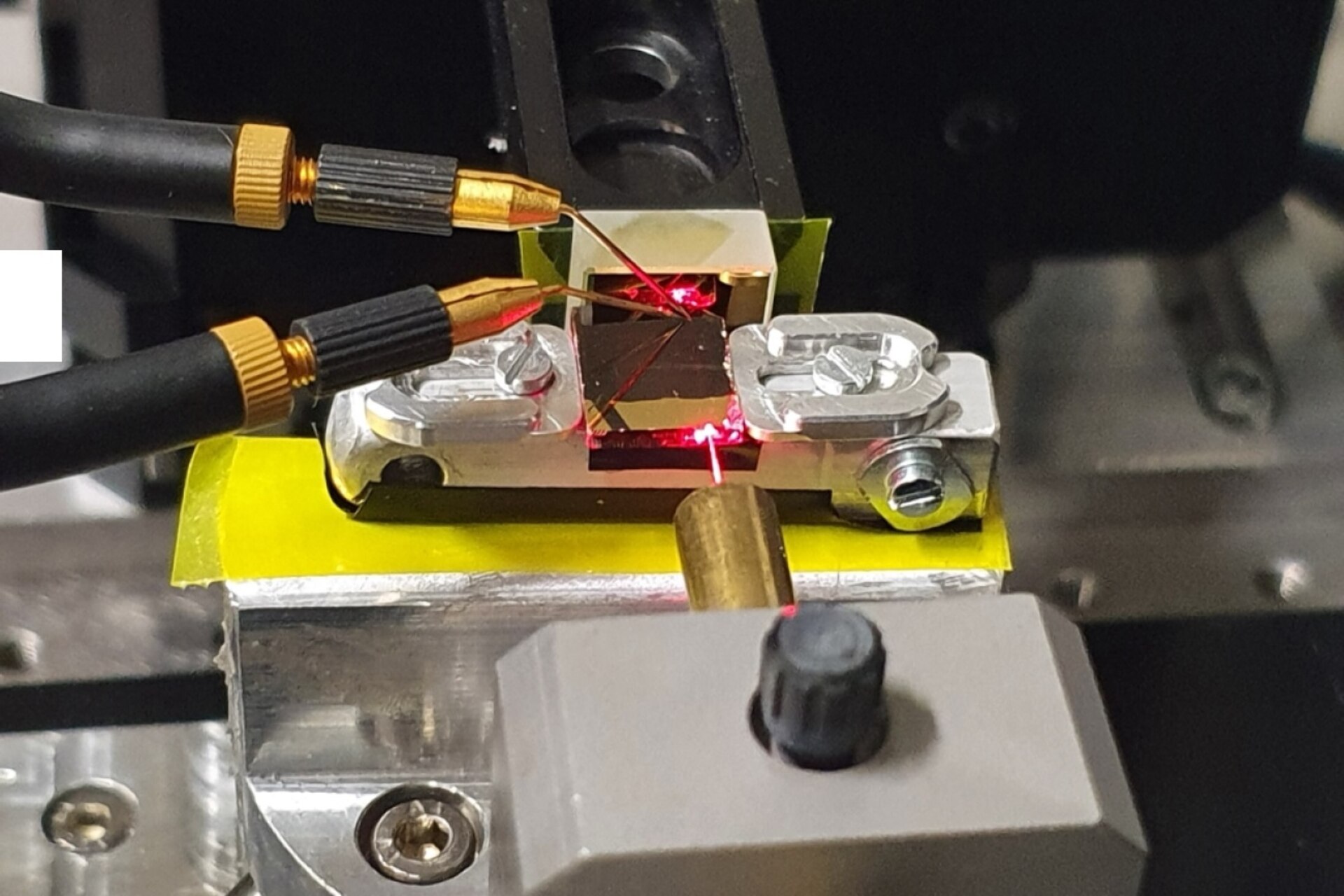 Un laser di luce rossa nei nuovi spettrometri IR miniaturizzati