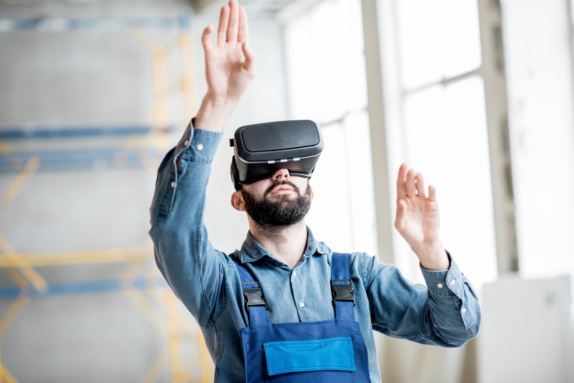 Un travailleur utilisant une visionneuse de réalité virtuelle