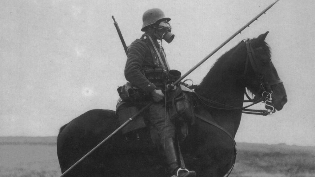 Un soldato tedesco della Prima Guerra Mondiale dotato di armi antiche e moderne