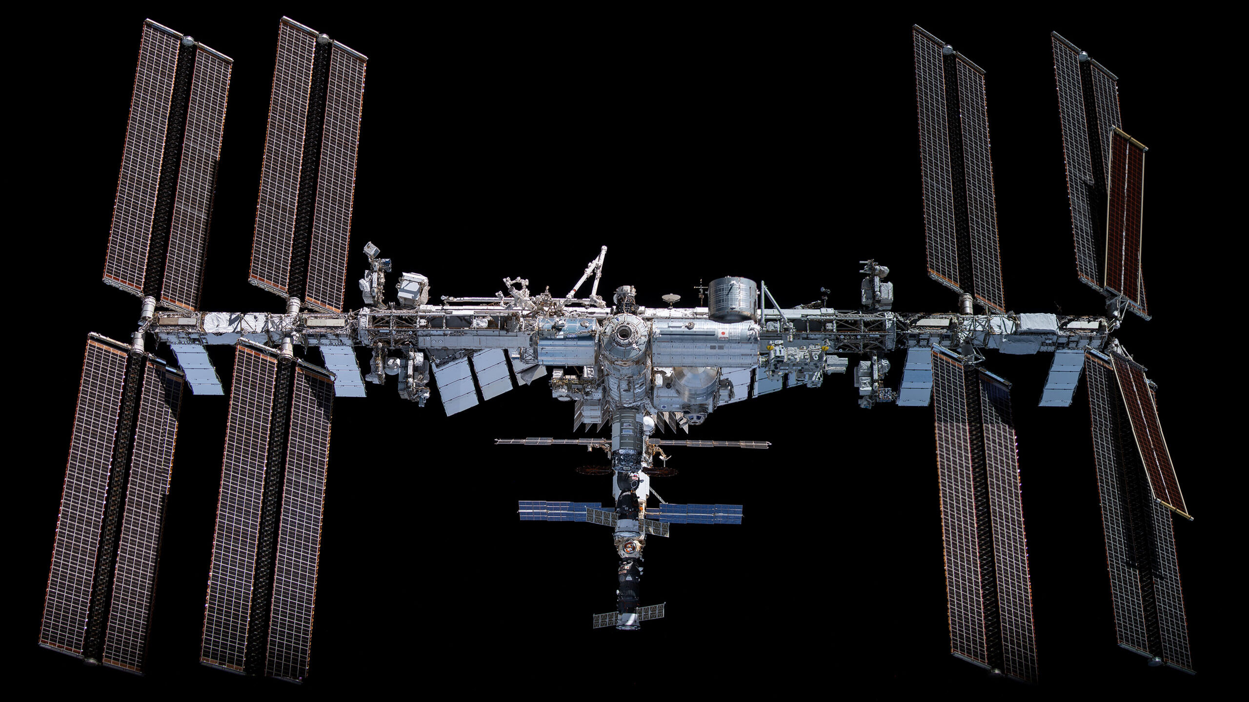 Una vista iconica della Stazione Spaziale Internazionale dall’equipaggio del viaggio SpaceX Crew-5 della missione Crew Dragon