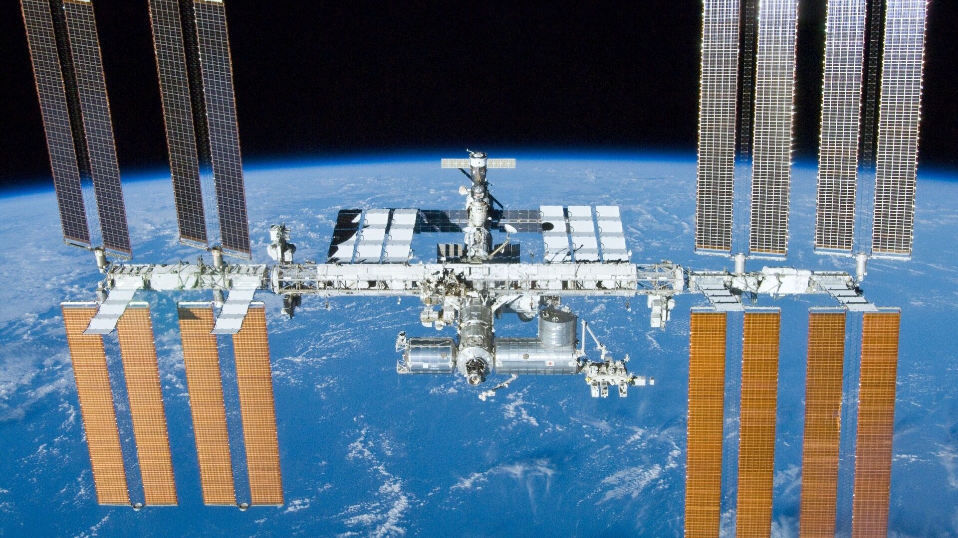 Una vista iconica della Stazione Spaziale Internazionale dallo Shuttle Atlantis durante la missione STS-132 il 23 maggio 2010