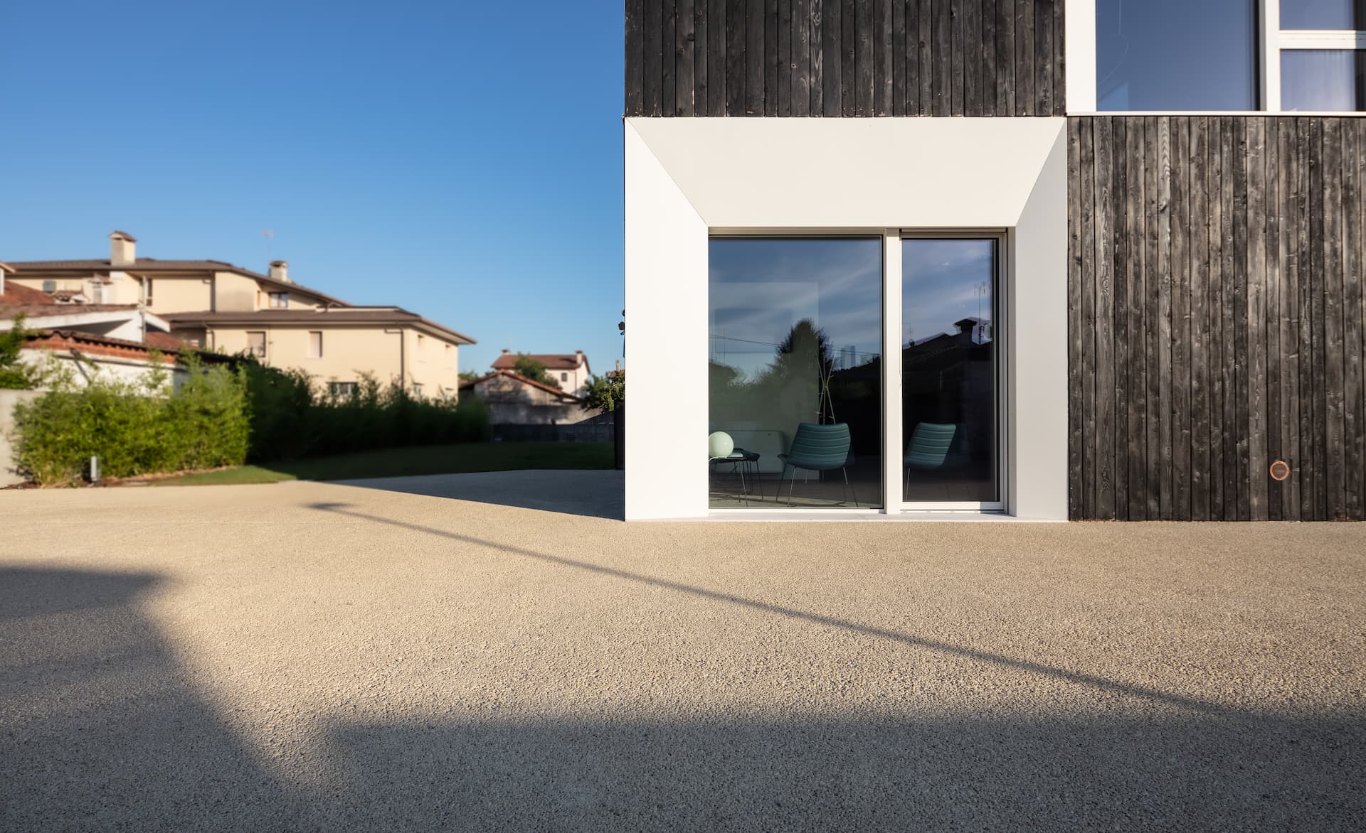 Questa villa ha scelto la pavimentazione naturale di Terra Solida per il vialetto di casa (Foto: Terra Solida)