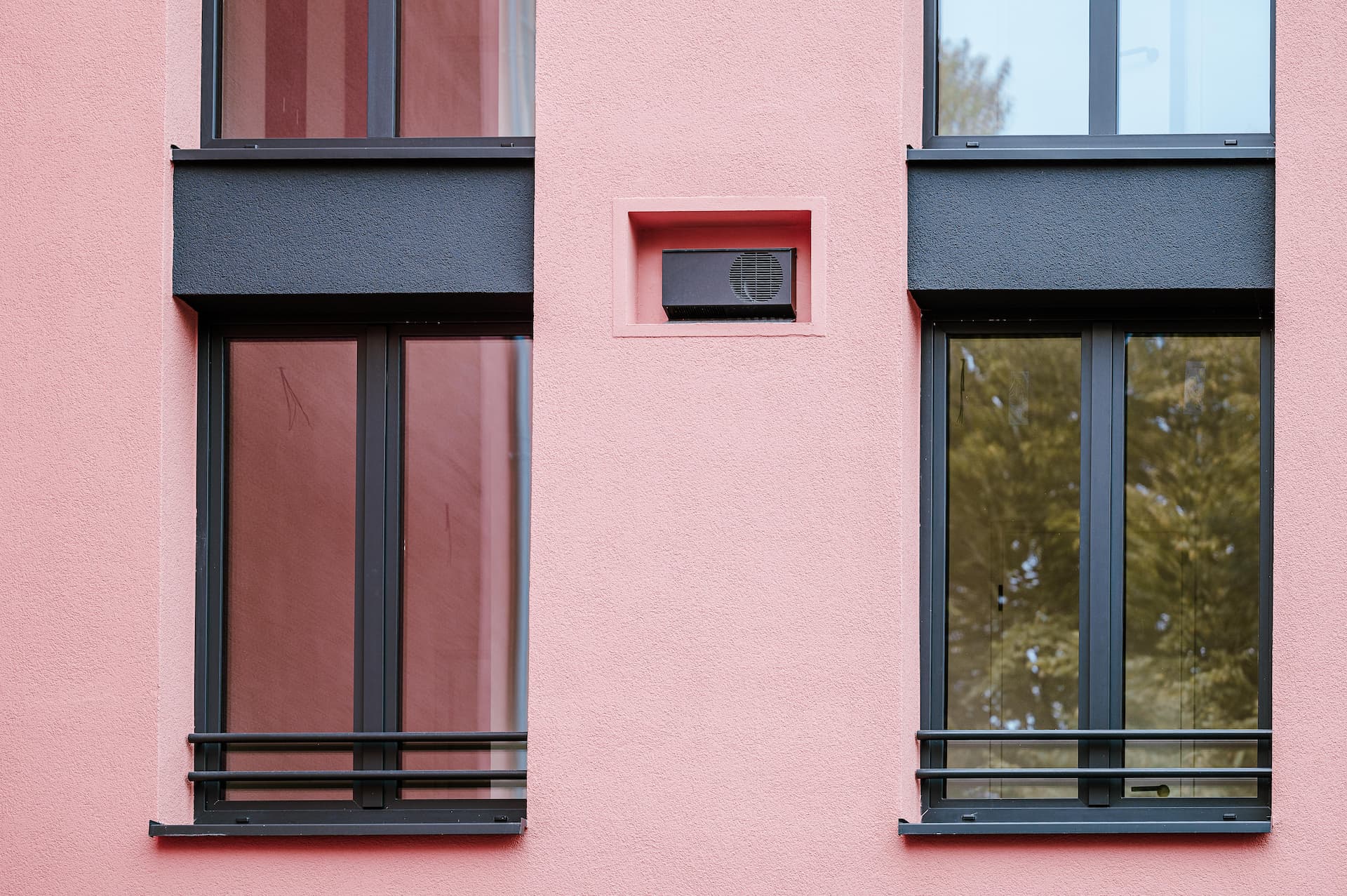 Le vetrate della Casa del Futuro di Bremerhaven sono a tutta altezza, così da rendere più luminose le abitazioni. Gli infissi sono ad alta efficienza energetica e sono realizzati da Deceuninck (Foto: Deceuninck)