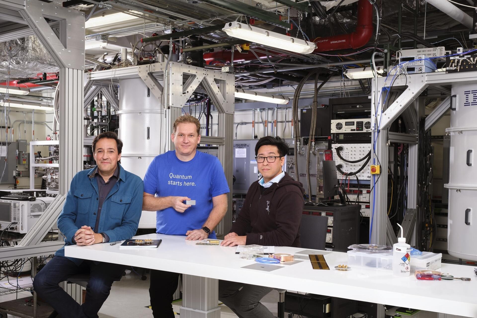 Дарыё Гіл, Джэй Гамбэта і Джэры Чоў з аддзела квантавых даследаванняў IBM