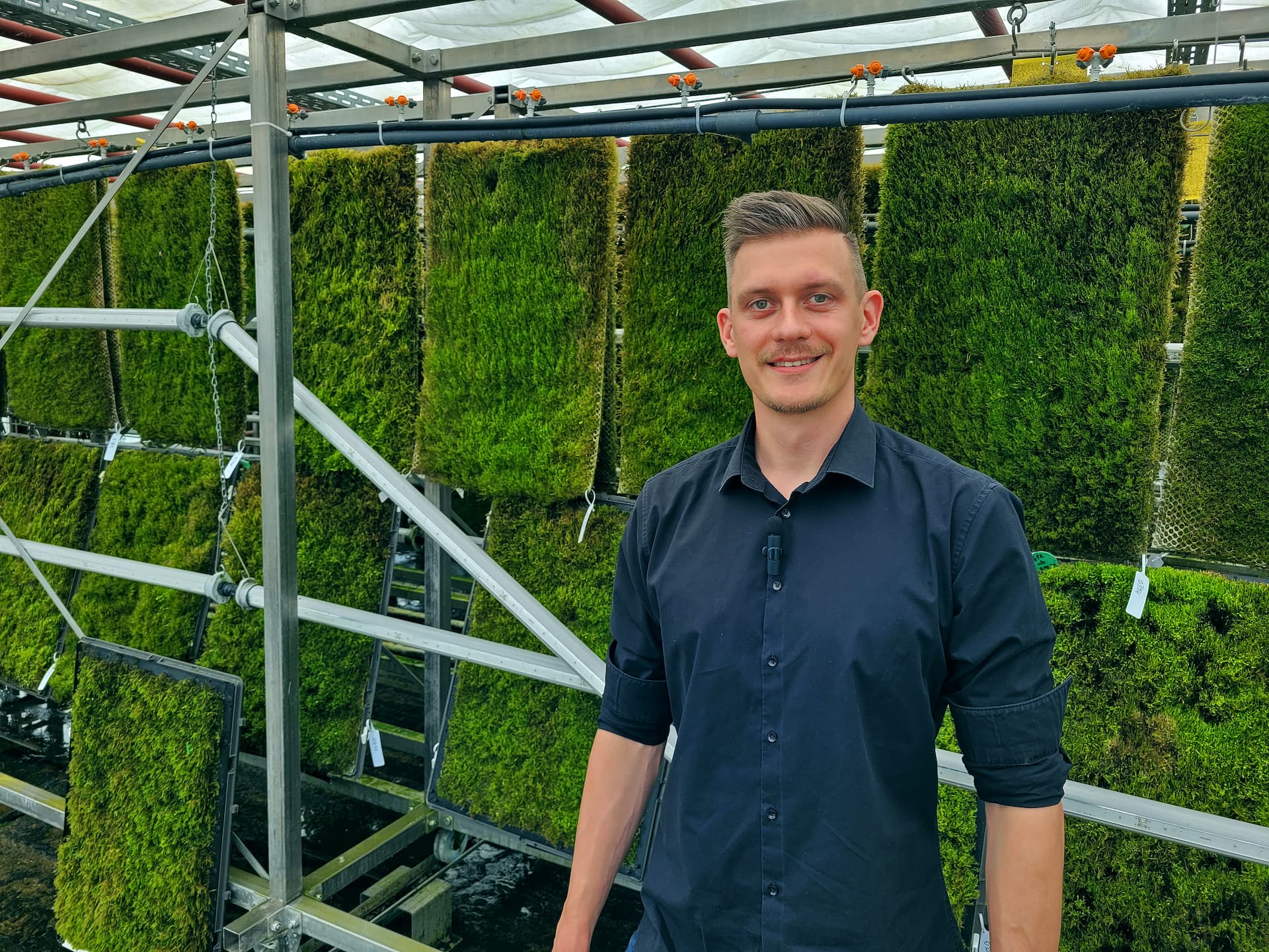 Il founder di Green City Solutions, Peter Sänger, all'interno della fabbrica del muschio, dove vengono coltivate le specie inserite all'interno degli alberi vegetali (Foto: Green City Solutions)